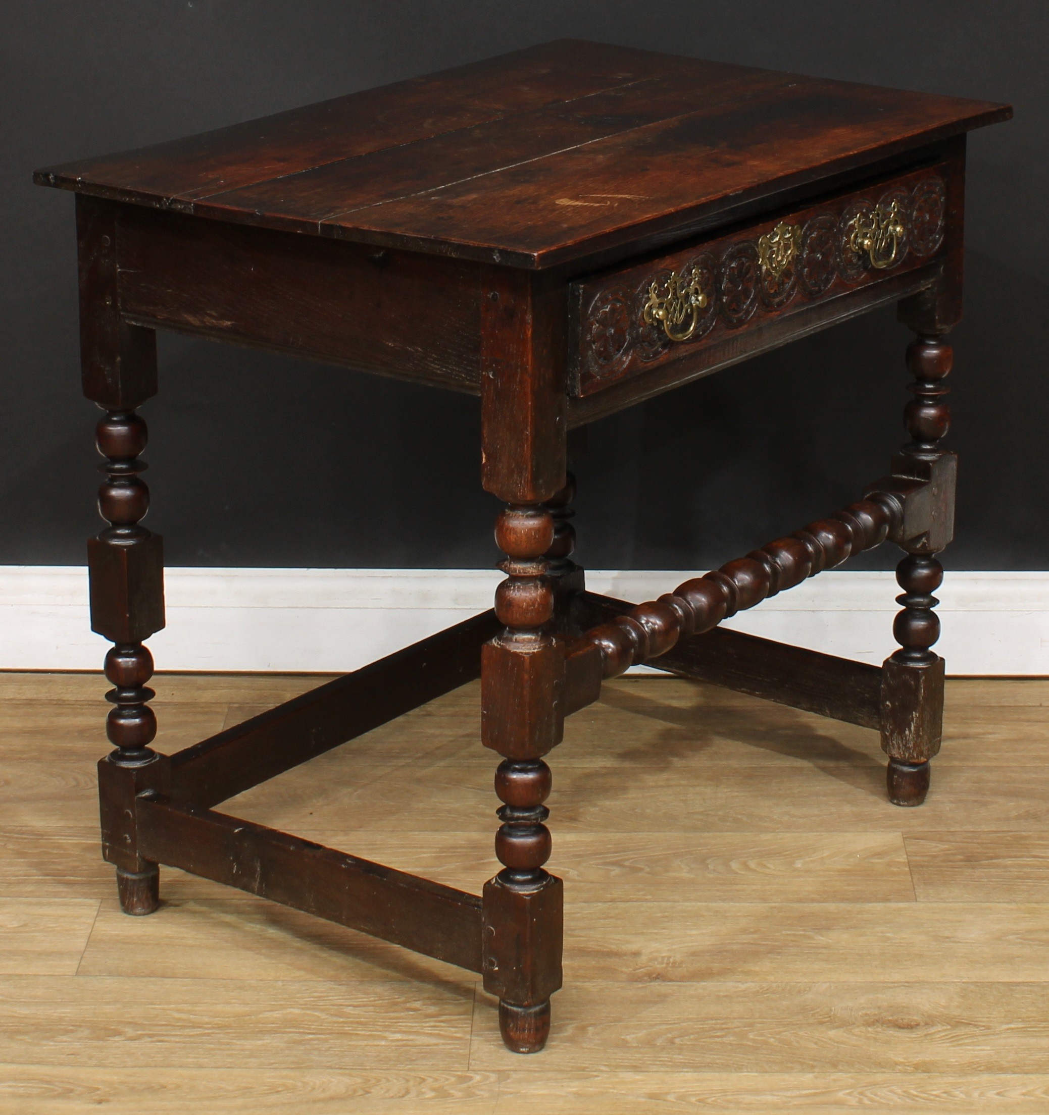 An 18th century oak side table, planked rectangular top above a long frieze drawer, the front - Bild 3 aus 6