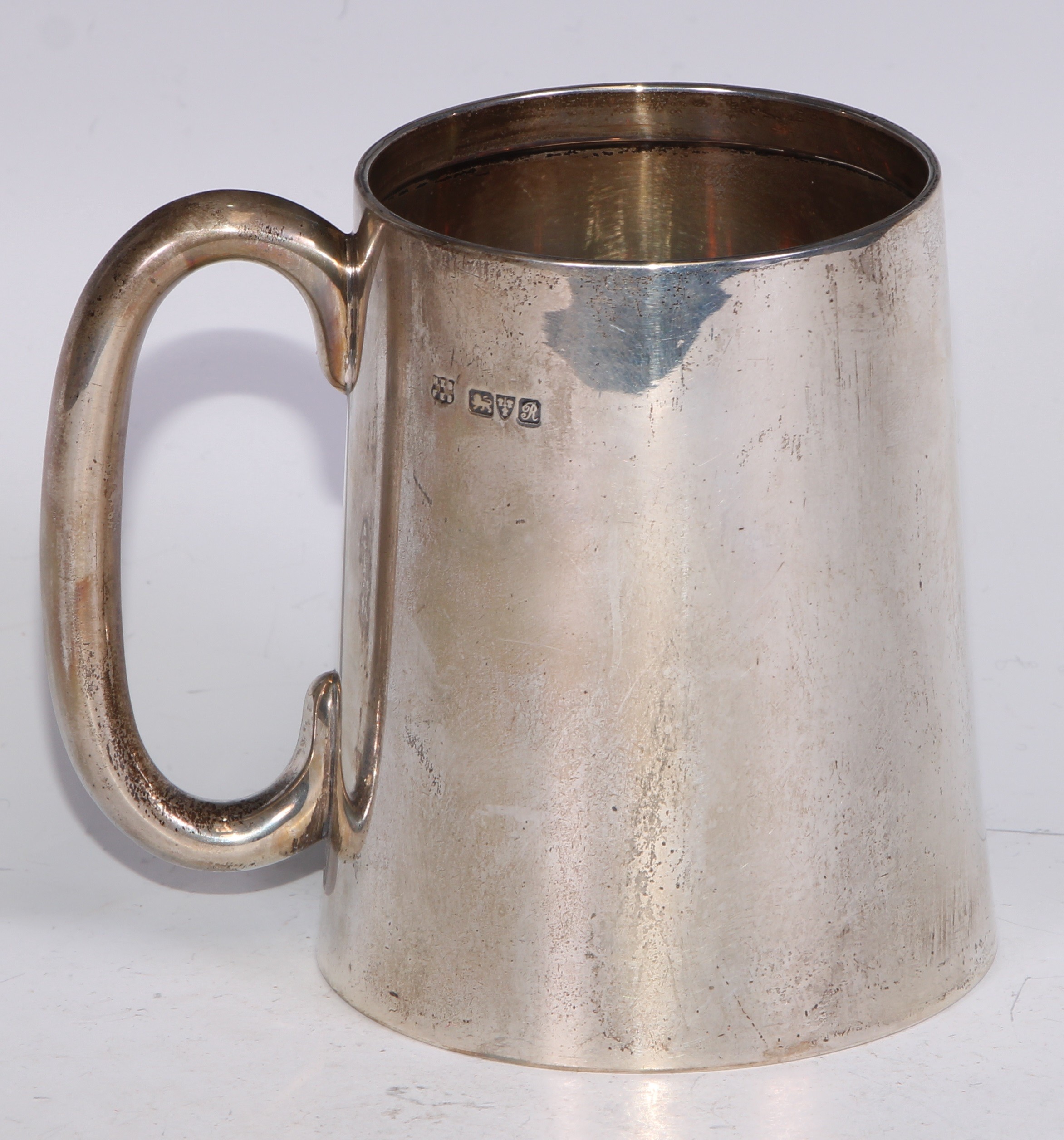 A George V silver spreading cylindrical mug, quite plain, gilt interior, 11.5cm high, Chester - Bild 2 aus 5