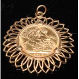 A Victorian gold sovereign, 1899, 9ct openwork floral mount, 4cm in diameter, 12.5g