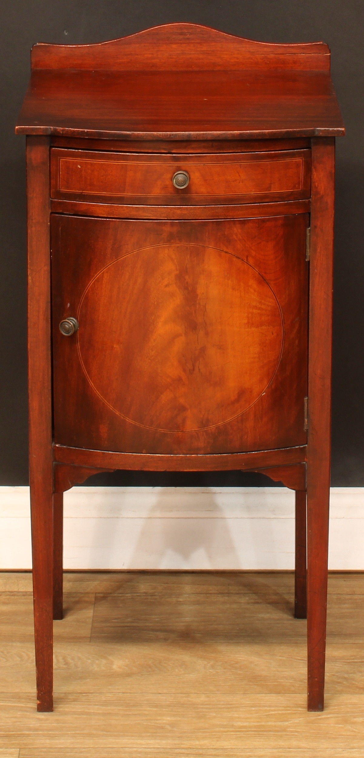 A George II style bedside or lamp table; an Edwardian bedroom cabinet; another; a folding three-tier - Bild 2 aus 12