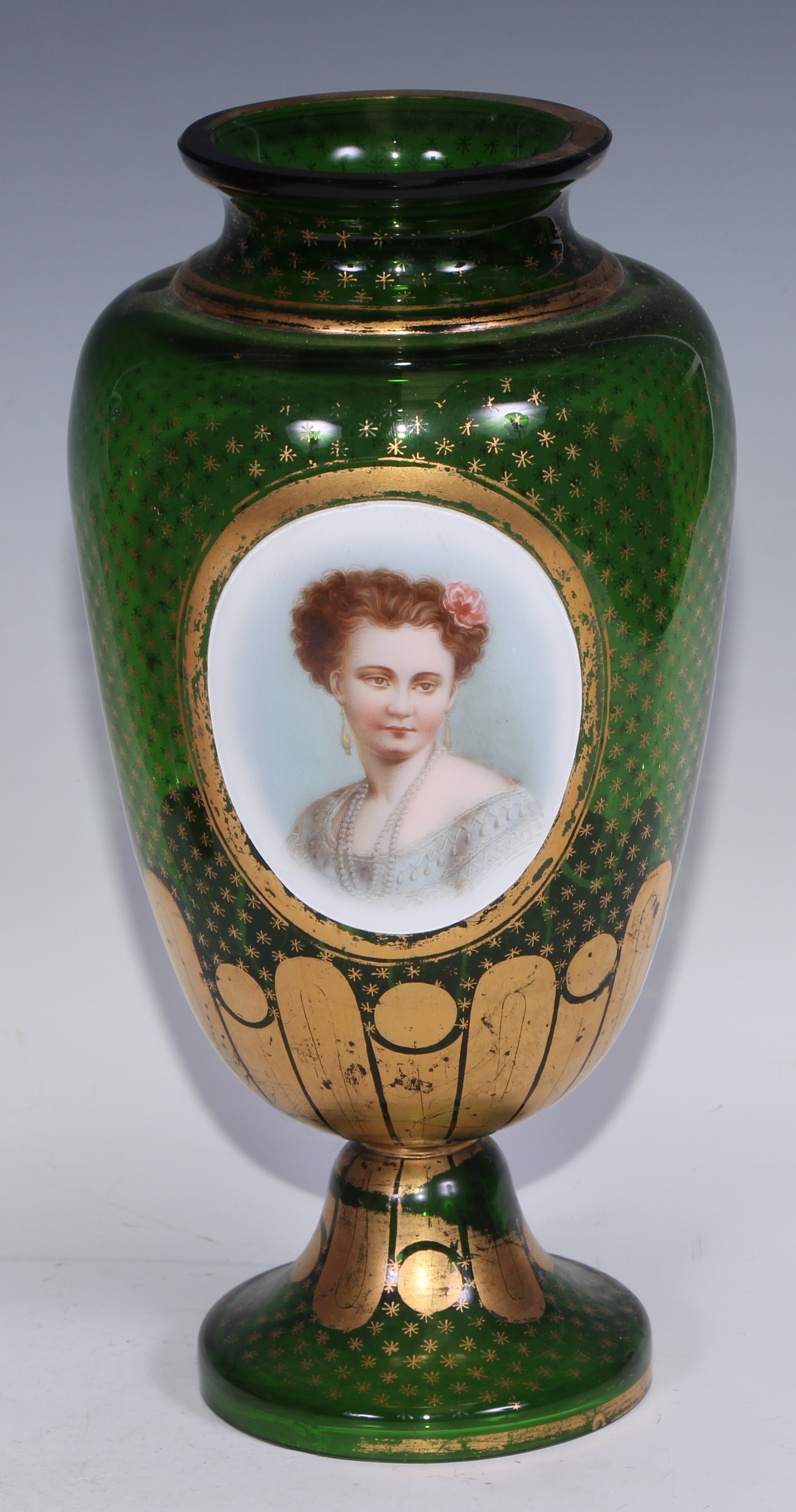 A Bohemian emerald glass vase, decorated in enamel with a portrait of a lady, on a ground of gilt - Bild 2 aus 17