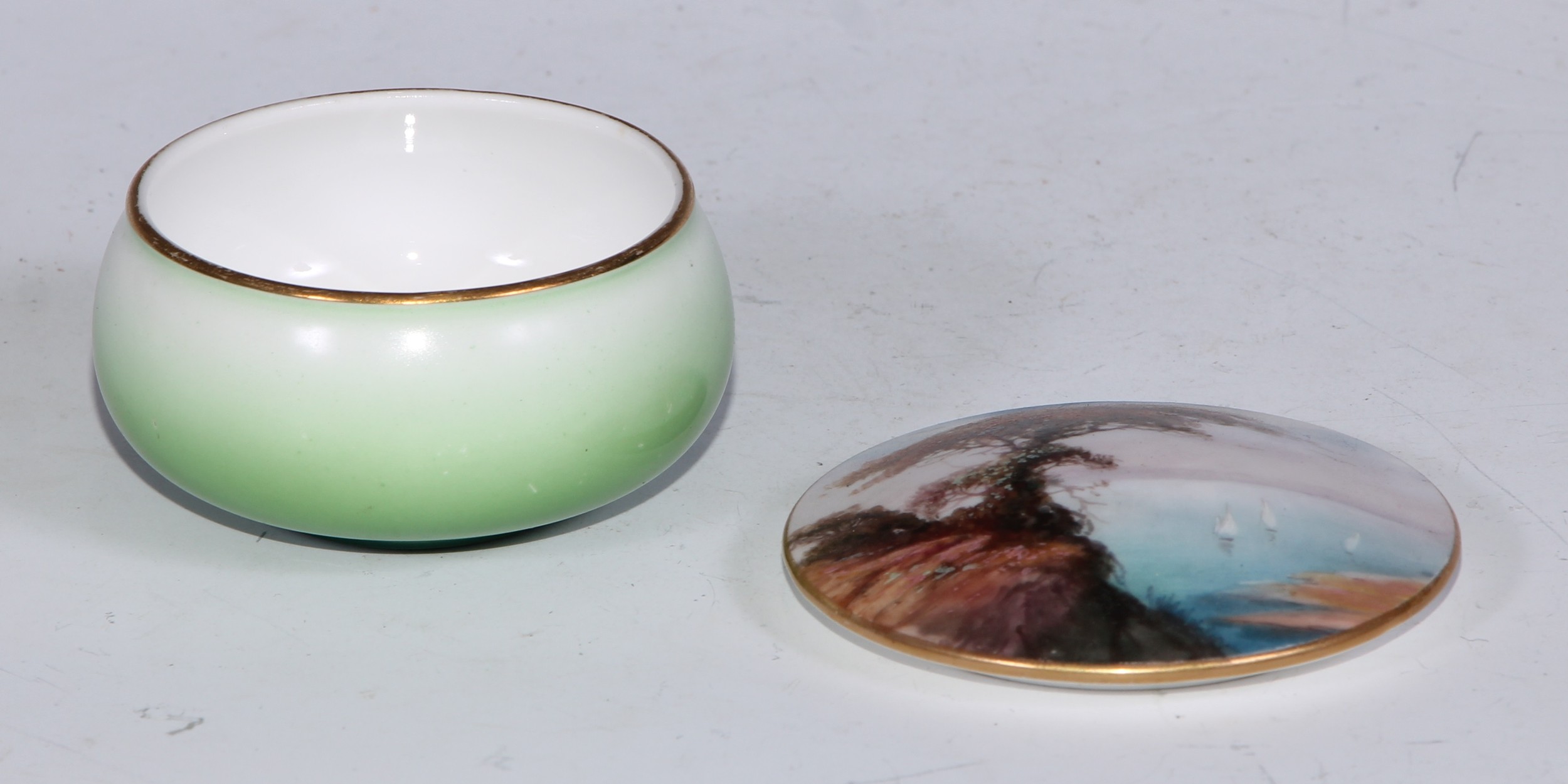 A Royal Worcester topographical trinket box and cover, painted with a coastal landscape, apple green - Bild 4 aus 22