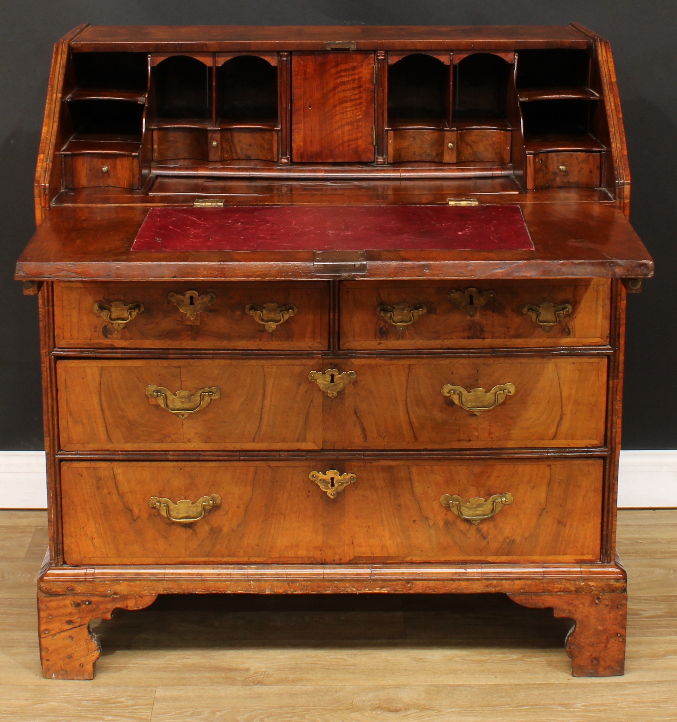 A George II feather-banded walnut bureau, crossbanded fall front enclosing a well with secret - Bild 2 aus 8