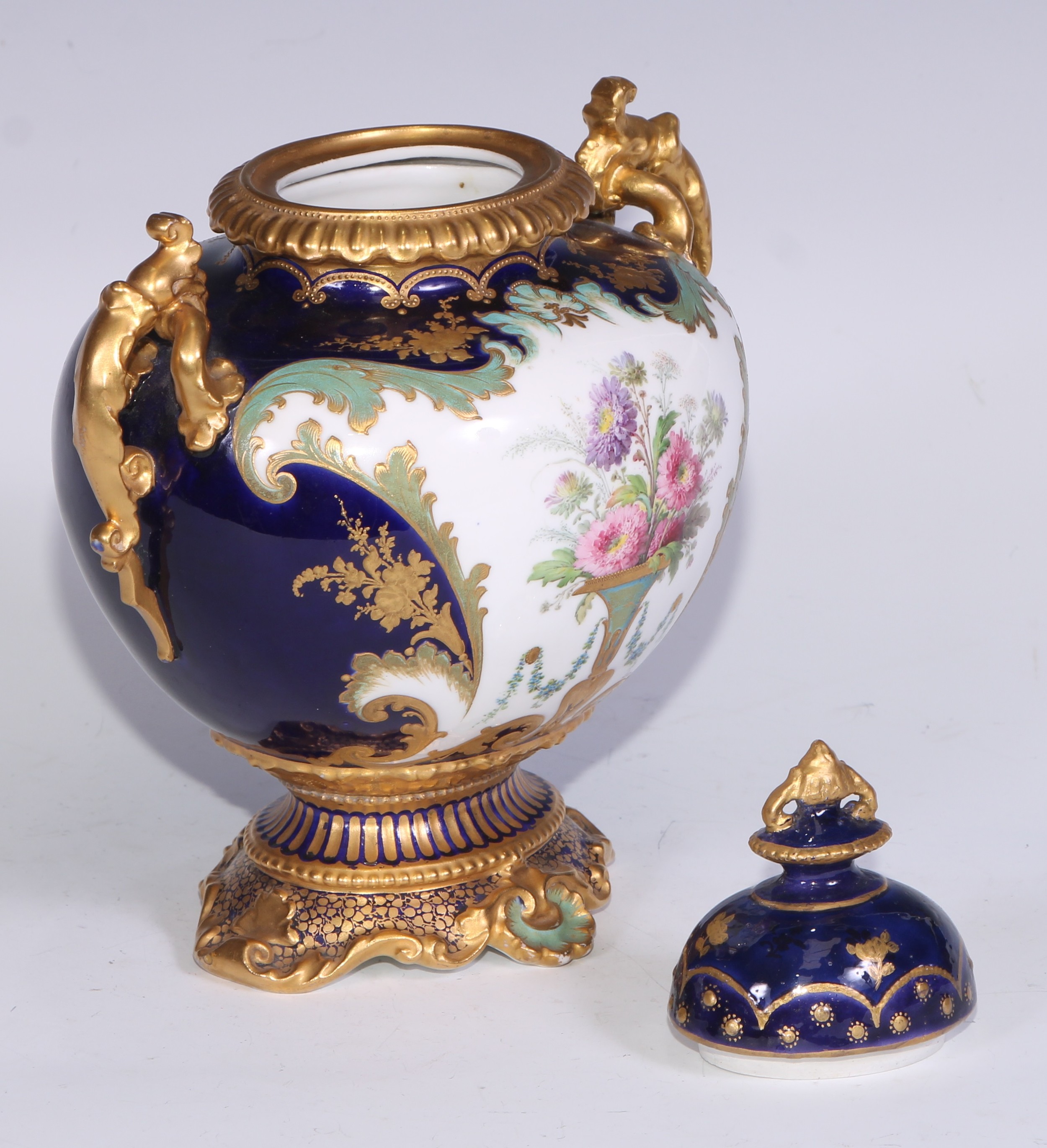 ***LOT WITHDRAWN***A Royal Crown Derby two handled pedestal ovoid vase and cover, well painted - Bild 5 aus 9