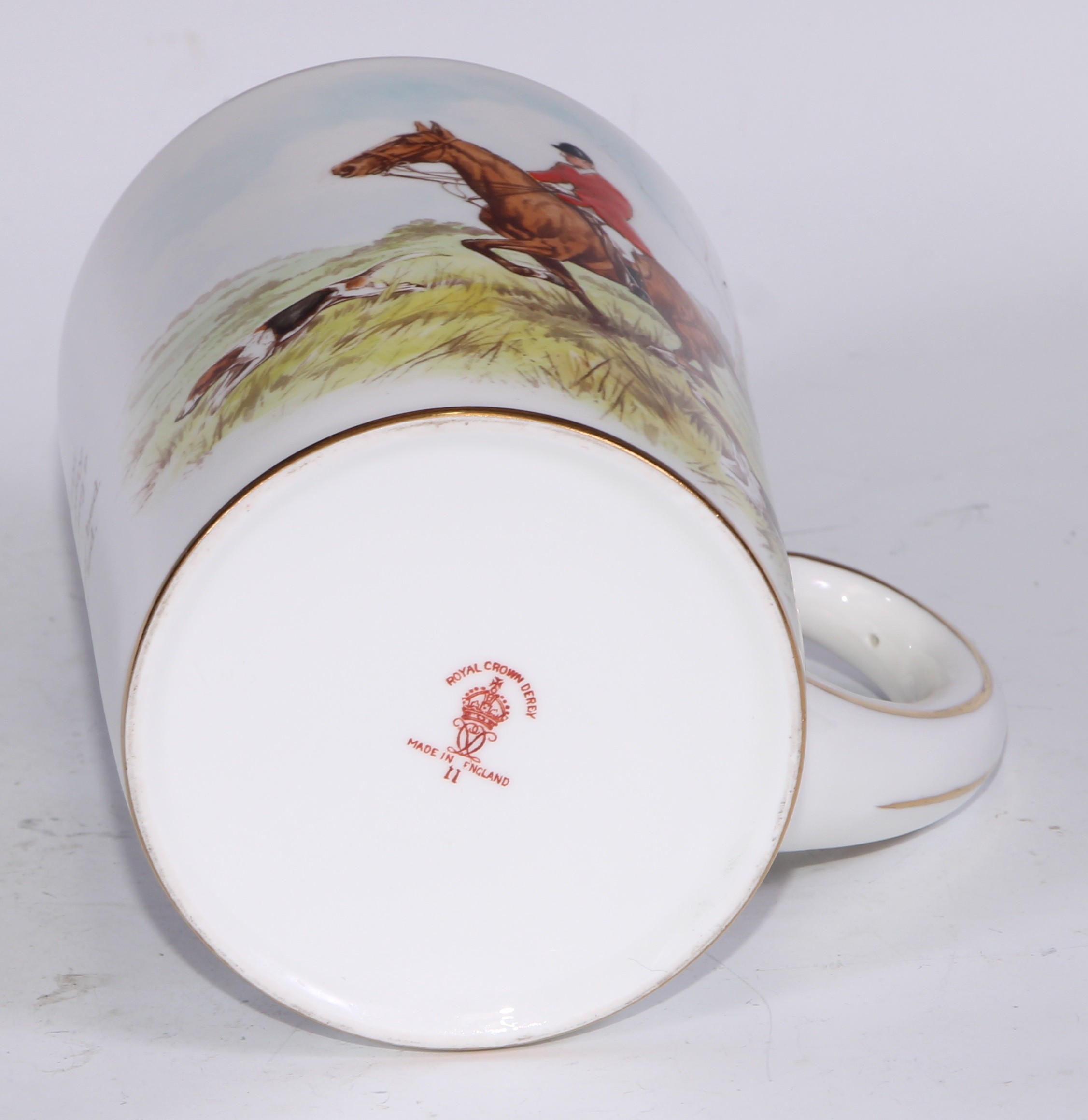 A Royal Crown Derby cylindrical mug, printed and painted by F Cox, with a hunting scene, to verso - Bild 15 aus 42