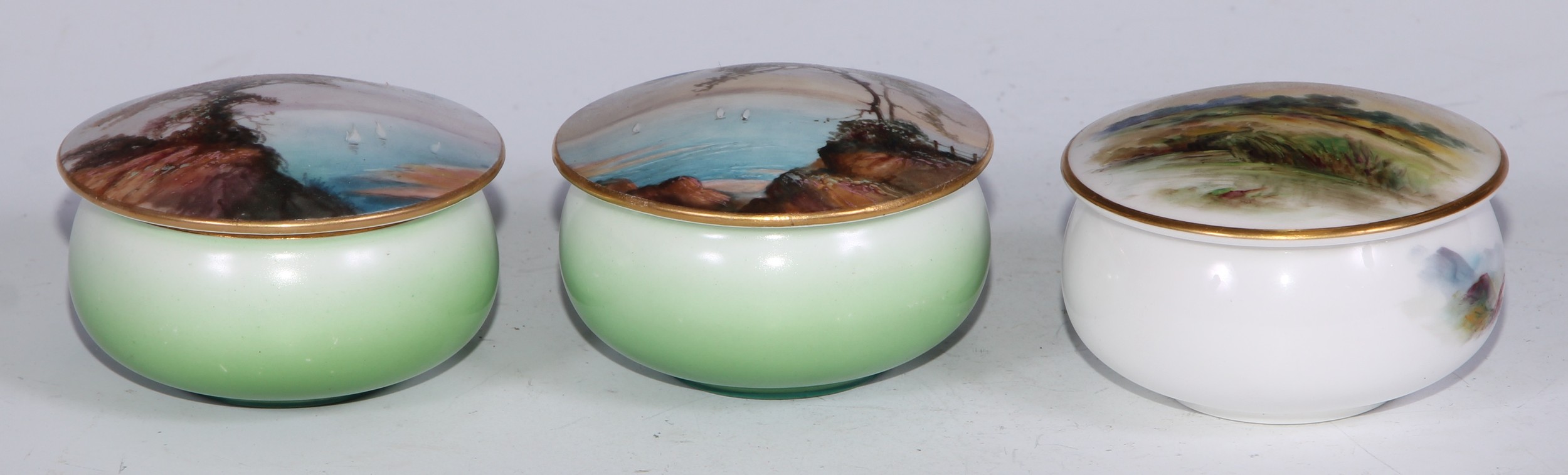 A Royal Worcester topographical trinket box and cover, painted with a coastal landscape, apple green - Bild 2 aus 22