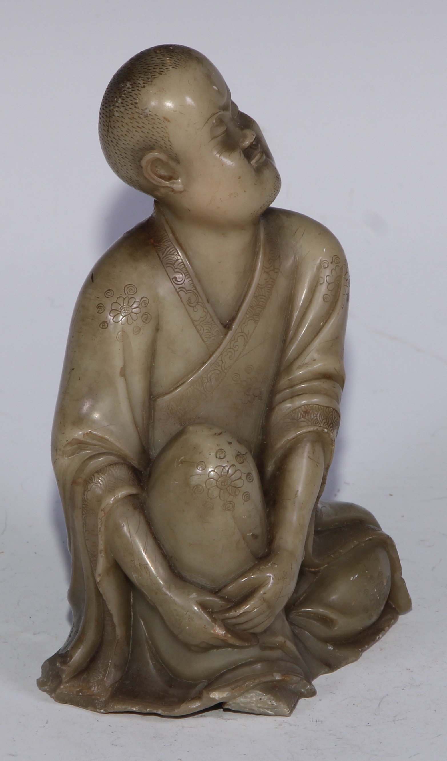 A Chinese soapstone figure, of a monk, seated, parting his robe, Buddha displayed on his chest, 12. - Bild 8 aus 11