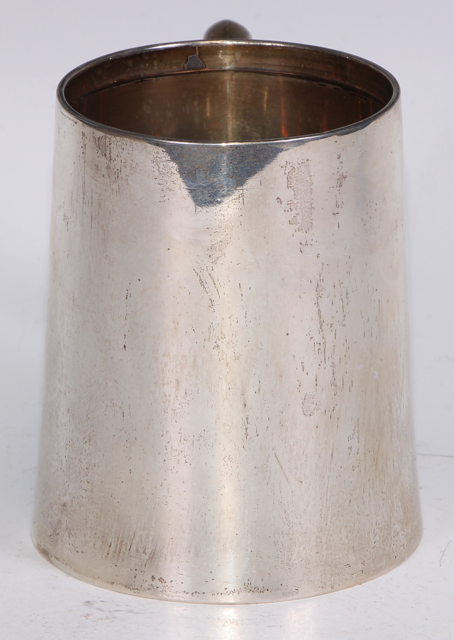 A George V silver spreading cylindrical mug, quite plain, gilt interior, 11.5cm high, Chester - Bild 3 aus 5