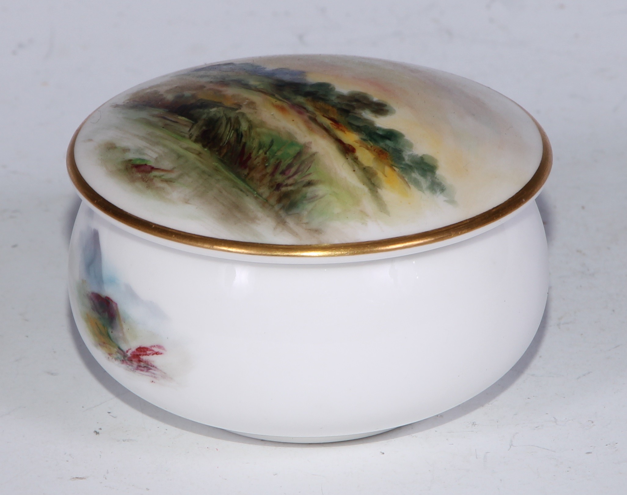 A Royal Worcester topographical trinket box and cover, painted with a coastal landscape, apple green - Bild 19 aus 22