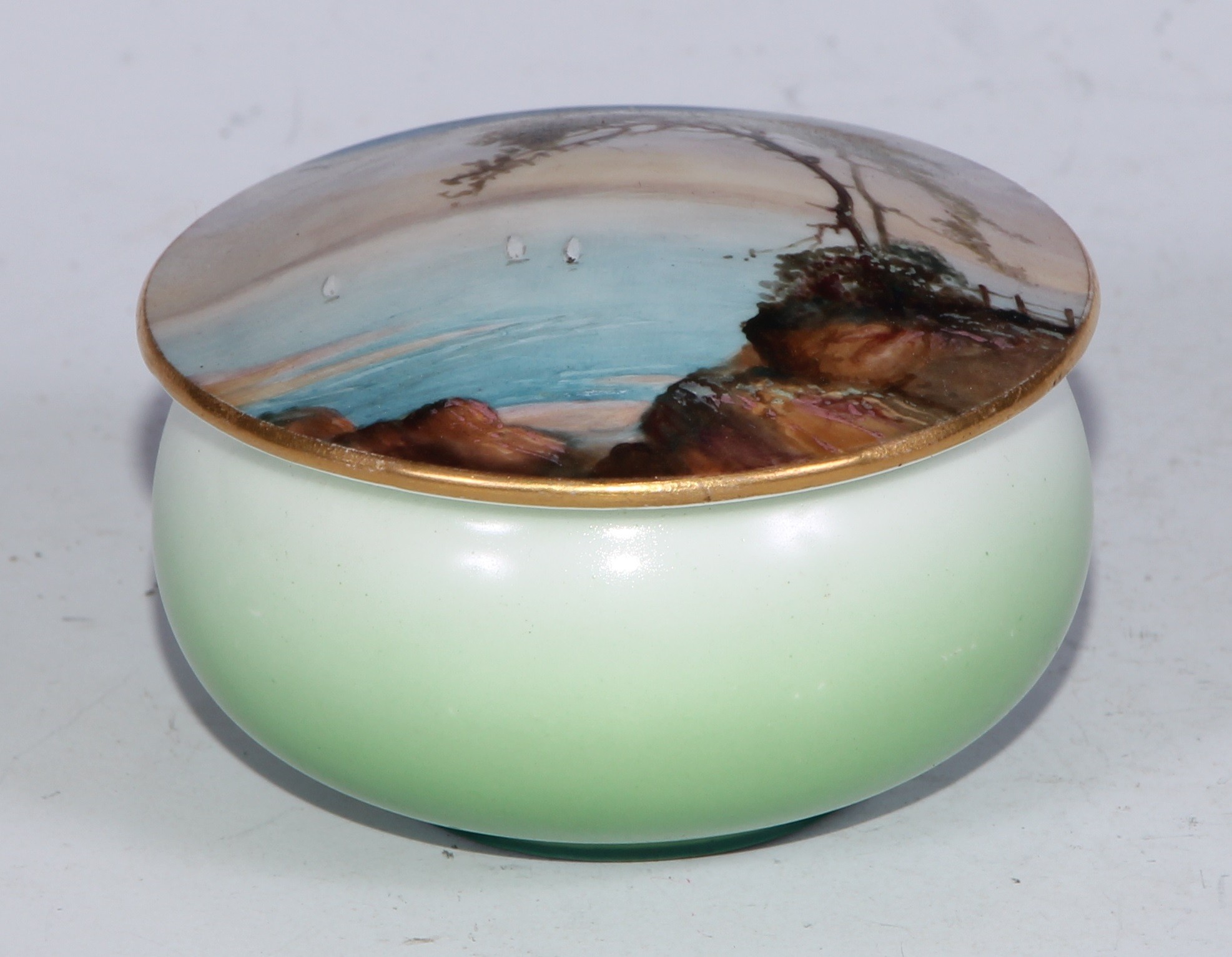 A Royal Worcester topographical trinket box and cover, painted with a coastal landscape, apple green - Bild 9 aus 22