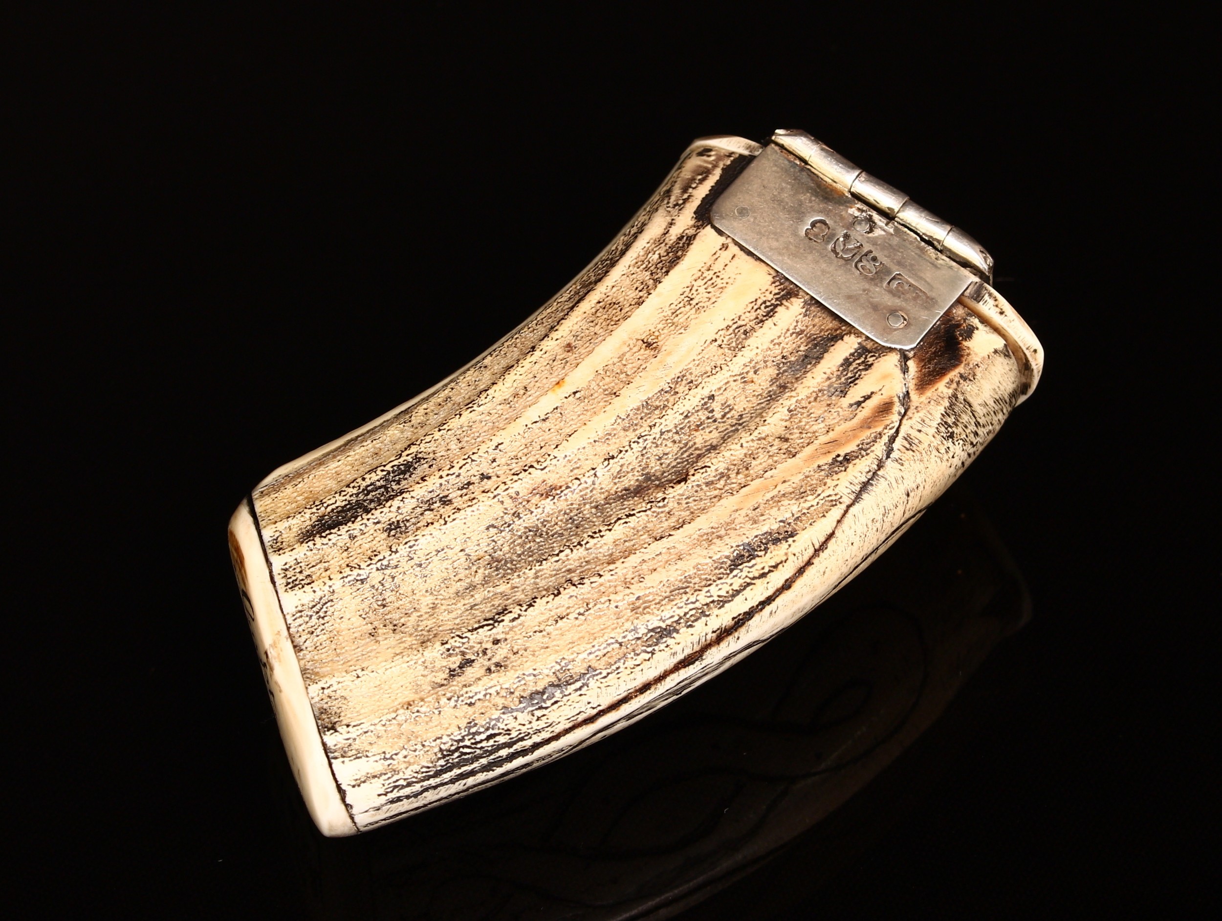 A 'George III' style silver-mounted Scottish 'antler' snuff mull, erroneous date of 1820 to the - Bild 3 aus 4