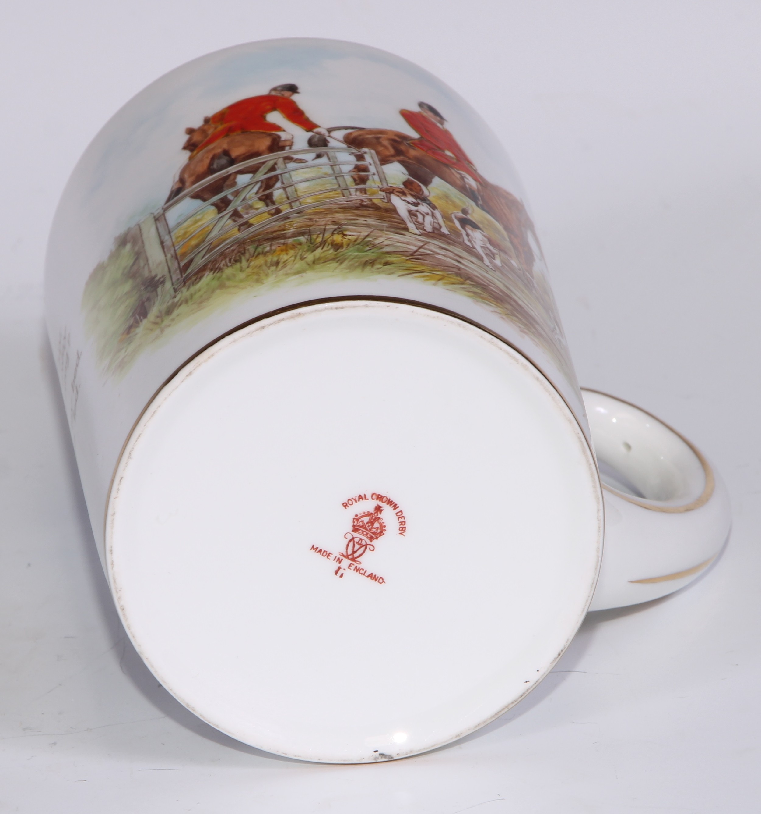 A Royal Crown Derby cylindrical mug, printed and painted by F Cox, with a hunting scene, to verso - Bild 42 aus 42