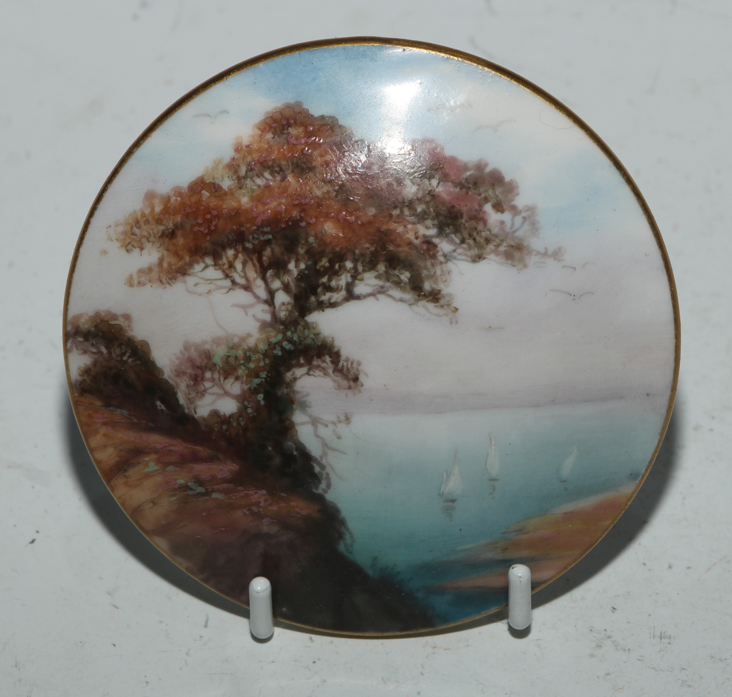 A Royal Worcester topographical trinket box and cover, painted with a coastal landscape, apple green - Bild 7 aus 22