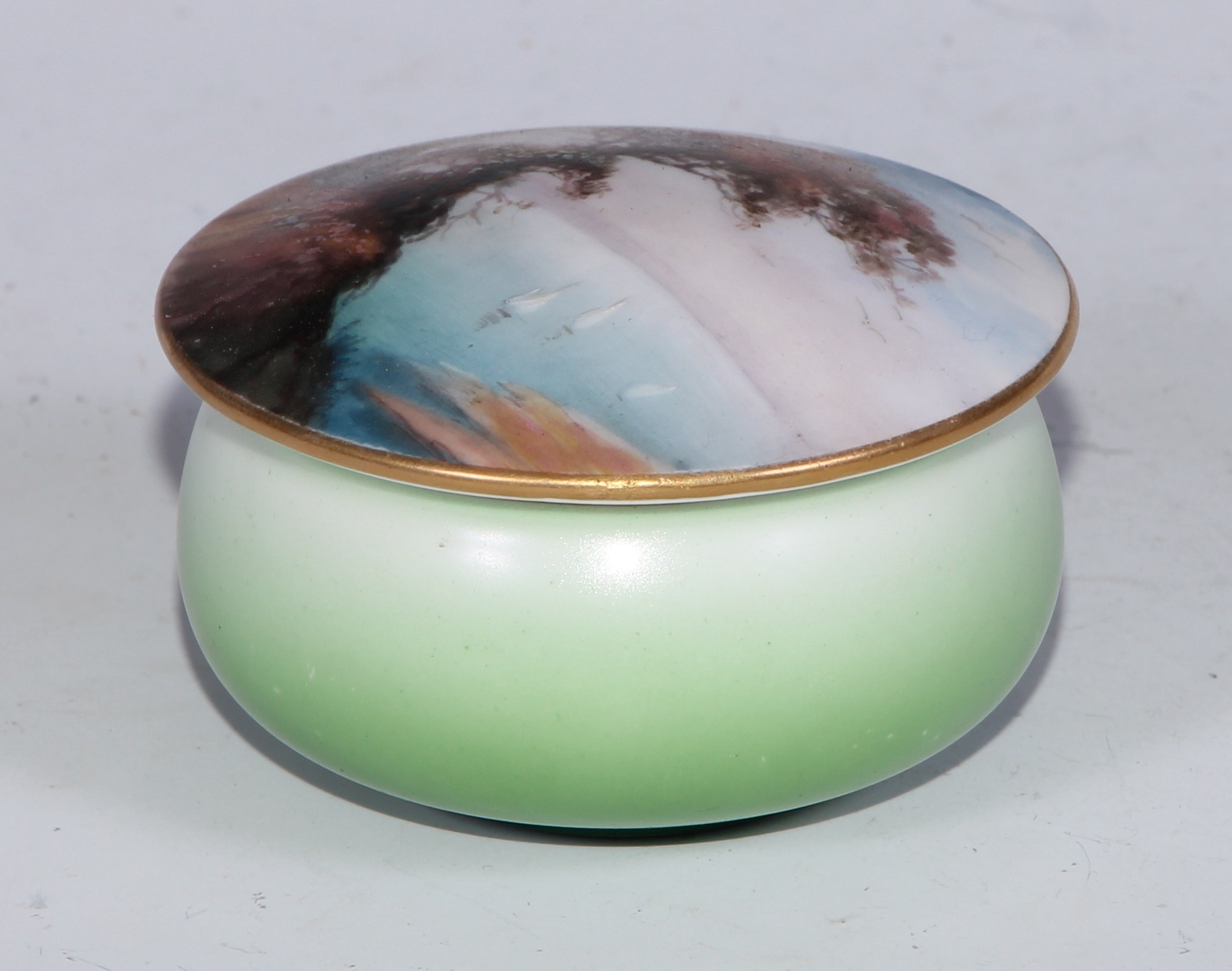 A Royal Worcester topographical trinket box and cover, painted with a coastal landscape, apple green - Bild 5 aus 22