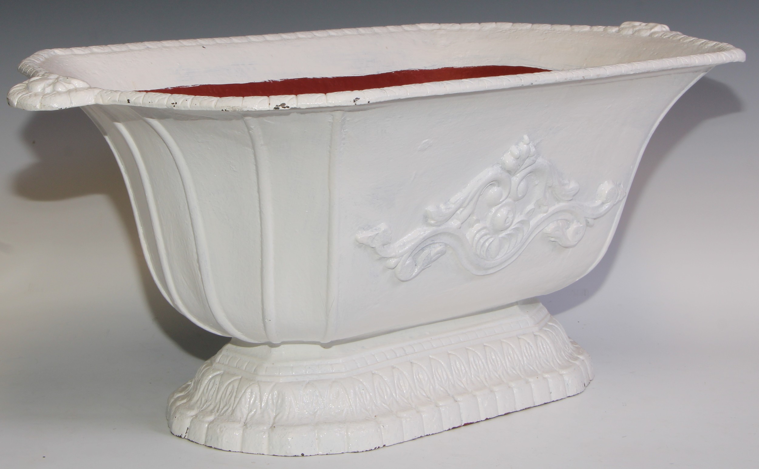 A Victorian cast iron garrden trough, cast with scrolls, white painted, 67cm wide, 26cm high - Bild 2 aus 2