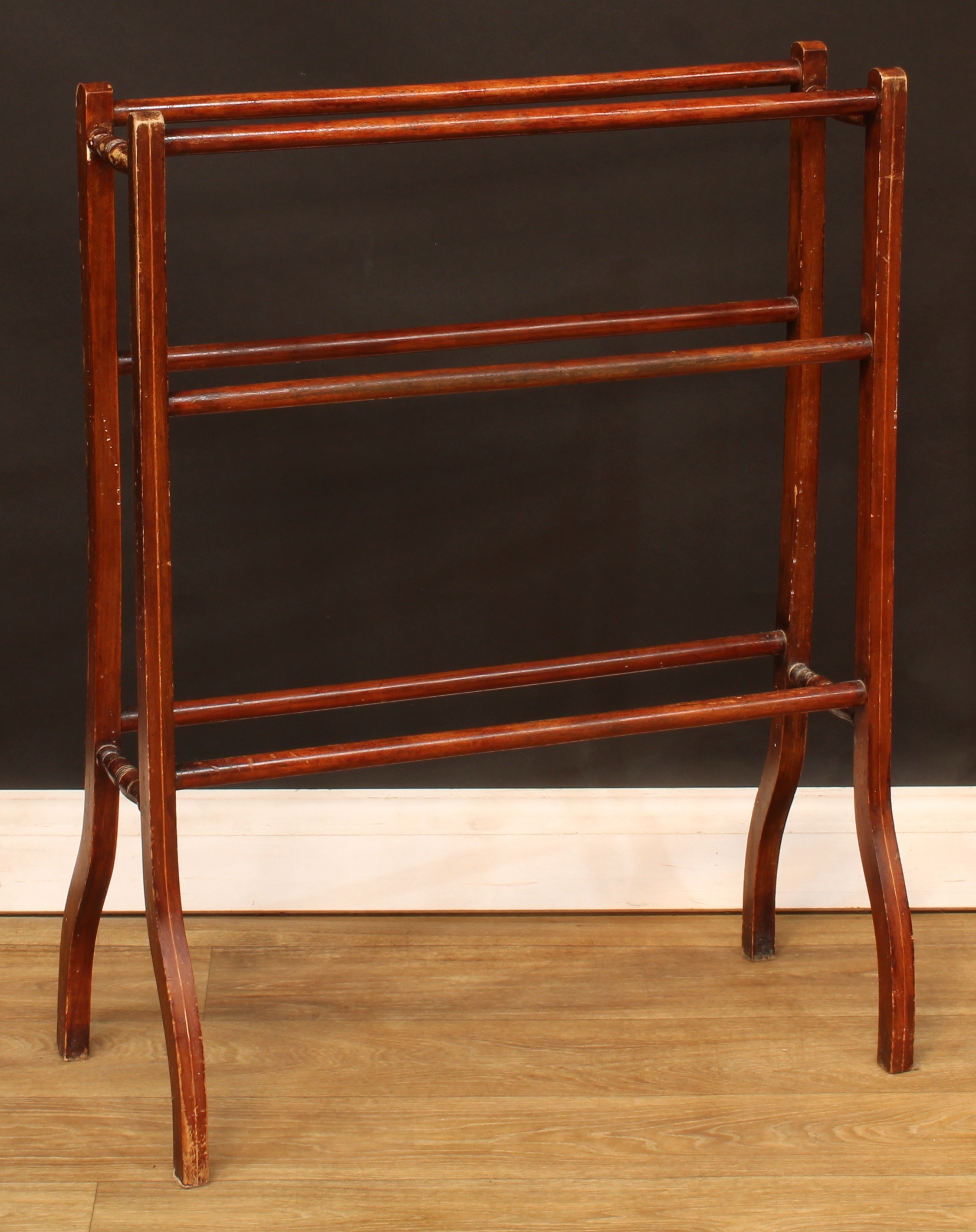 A George II style bedside or lamp table; an Edwardian bedroom cabinet; another; a folding three-tier - Bild 12 aus 12