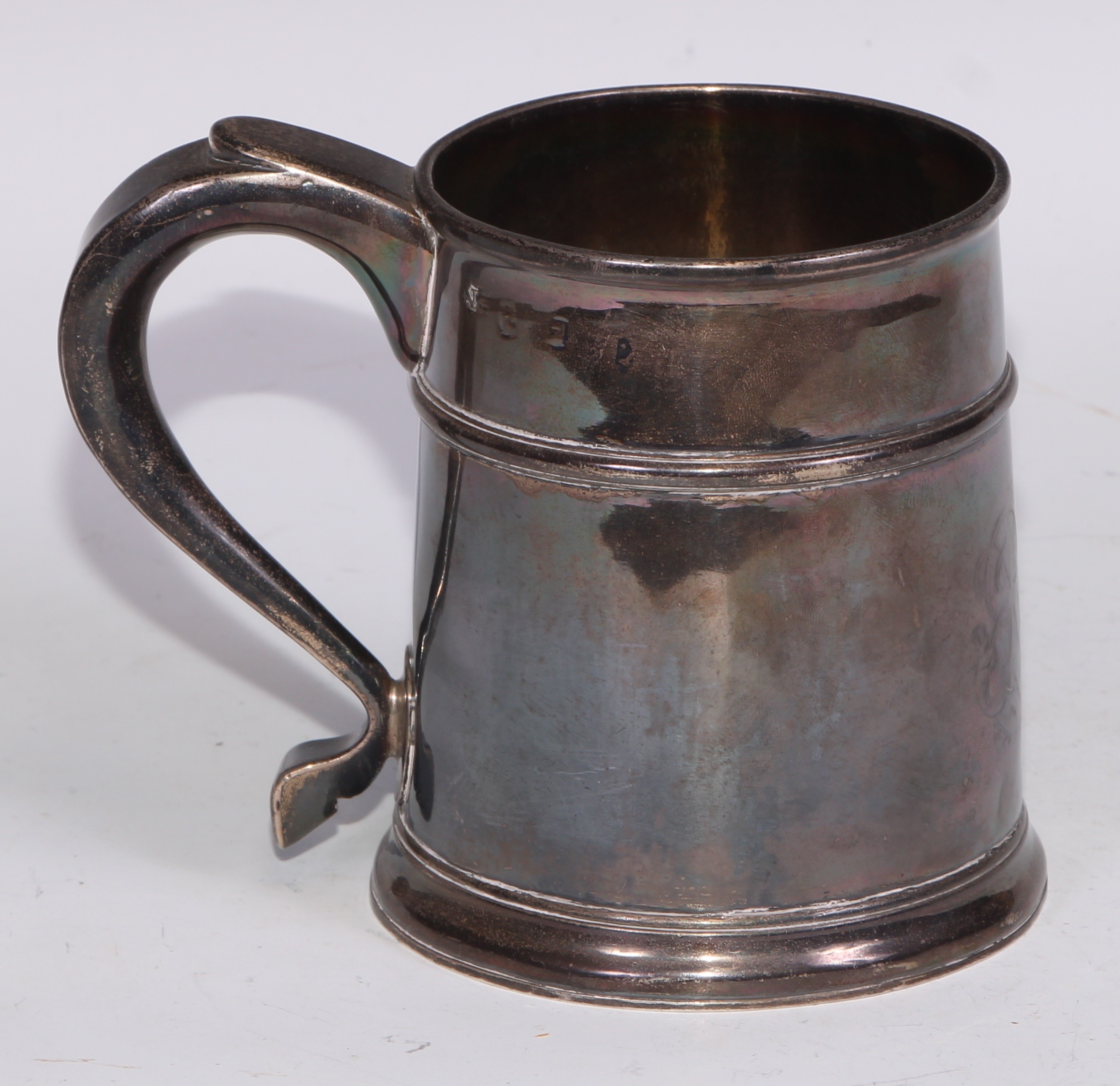 A Queen Anne Britannia silver mug, quarter girdle, S-scroll handle, skirted base, 12cm high, Anthony - Bild 2 aus 4