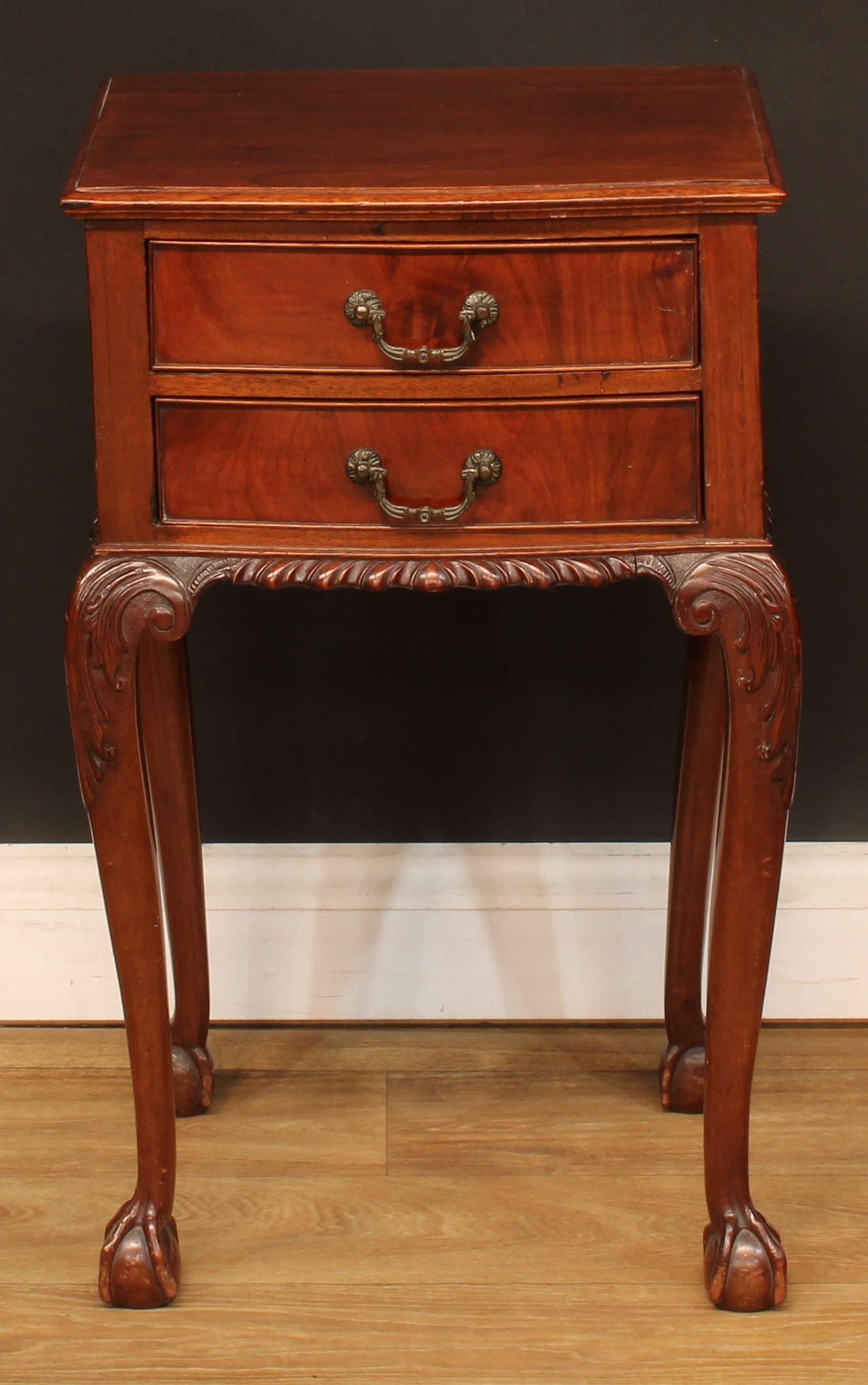 A George II style bedside or lamp table; an Edwardian bedroom cabinet; another; a folding three-tier - Bild 7 aus 12