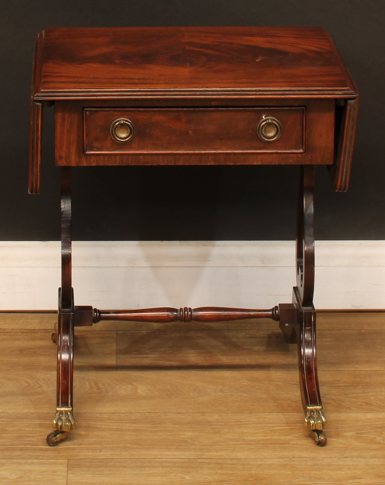 A George II style bedside or lamp table; an Edwardian bedroom cabinet; another; a folding three-tier - Bild 9 aus 12