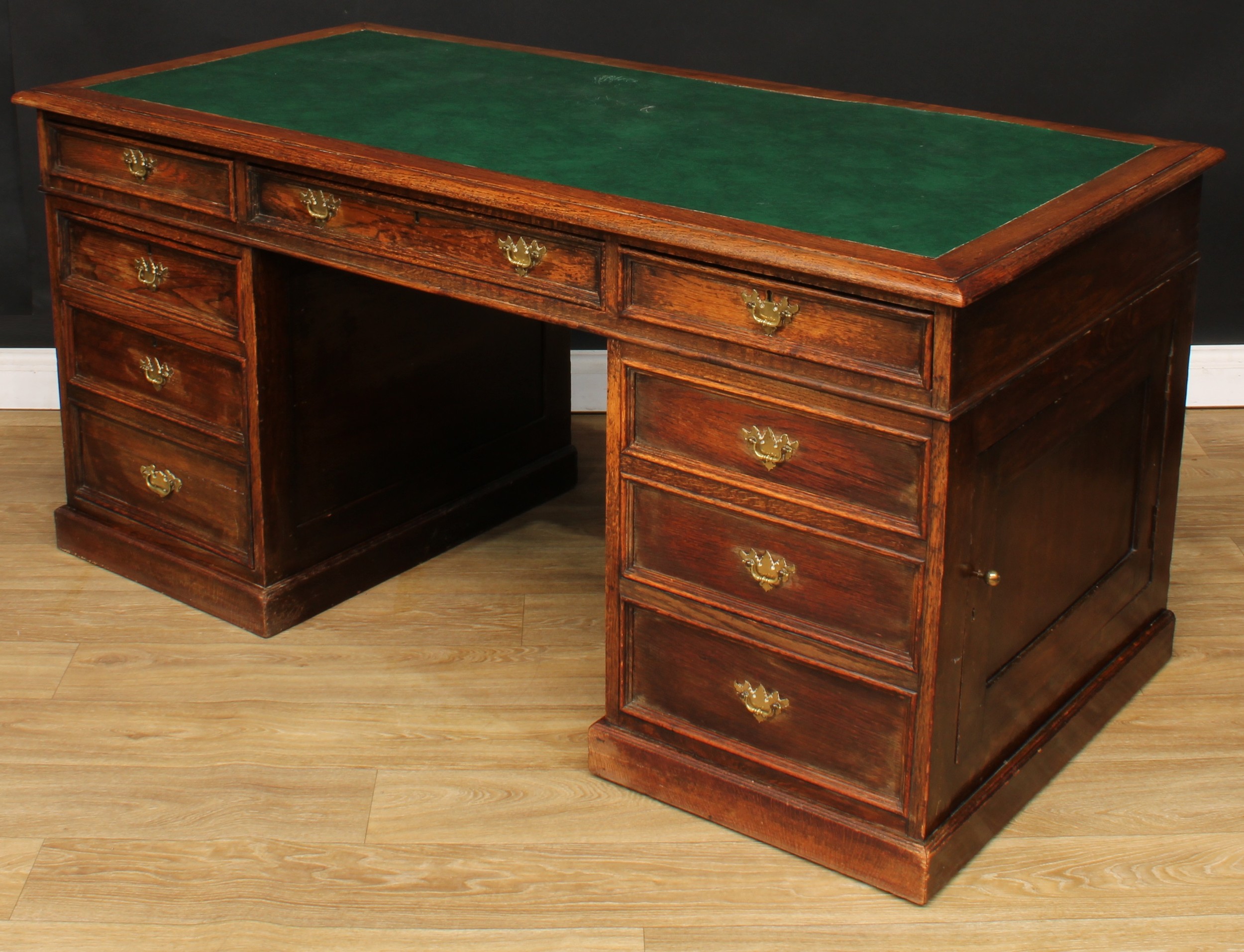 An oak twin pedestal desk, rectangular top with inset writing surface above three frieze drawers, - Bild 2 aus 3