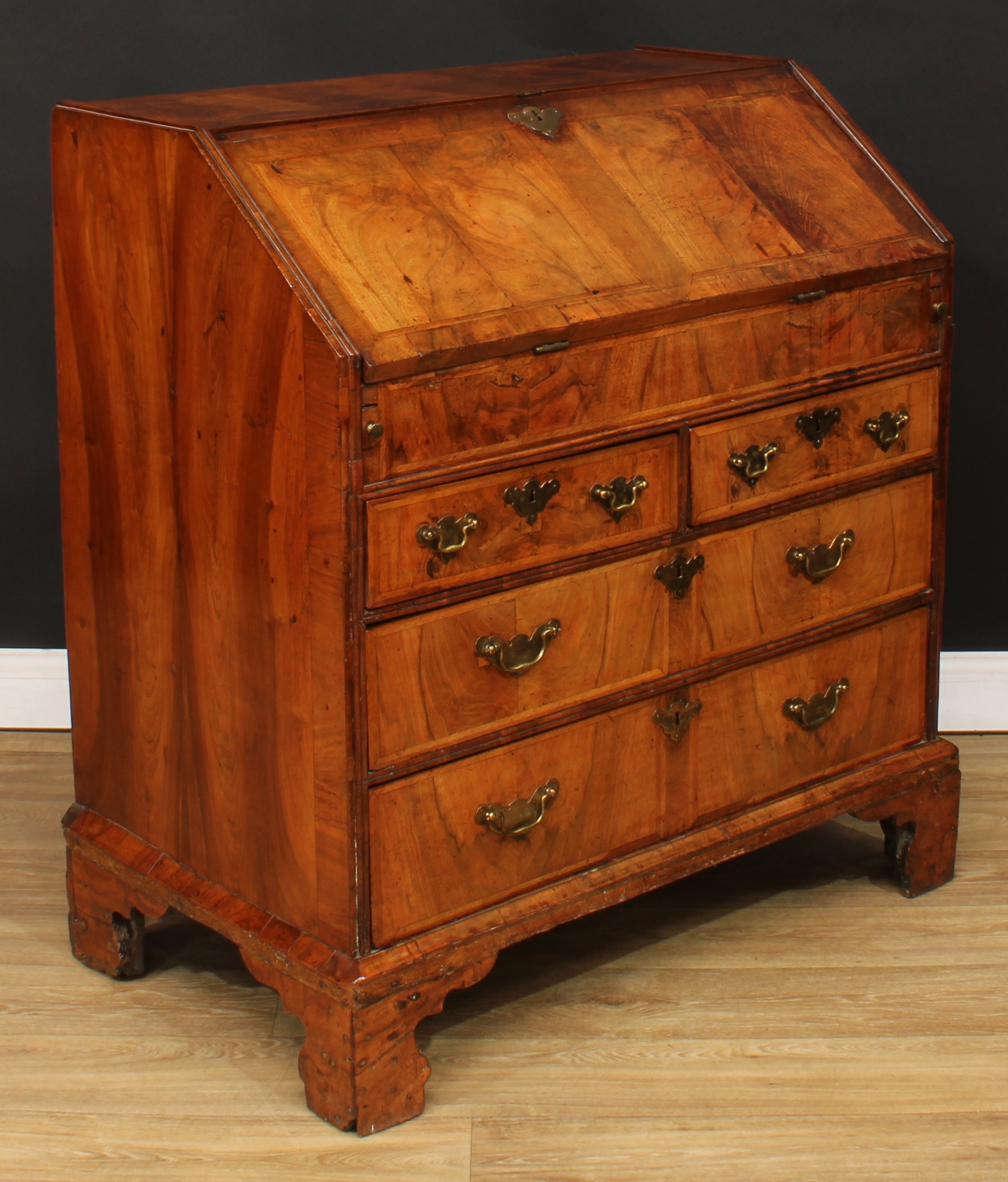 A George II feather-banded walnut bureau, crossbanded fall front enclosing a well with secret - Bild 5 aus 8