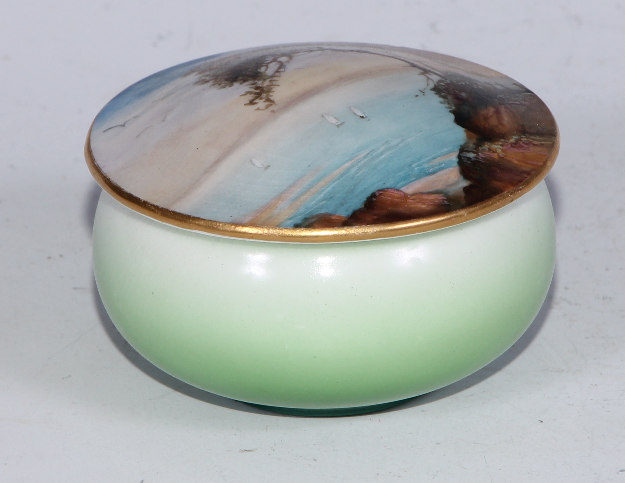 A Royal Worcester topographical trinket box and cover, painted with a coastal landscape, apple green - Bild 10 aus 22