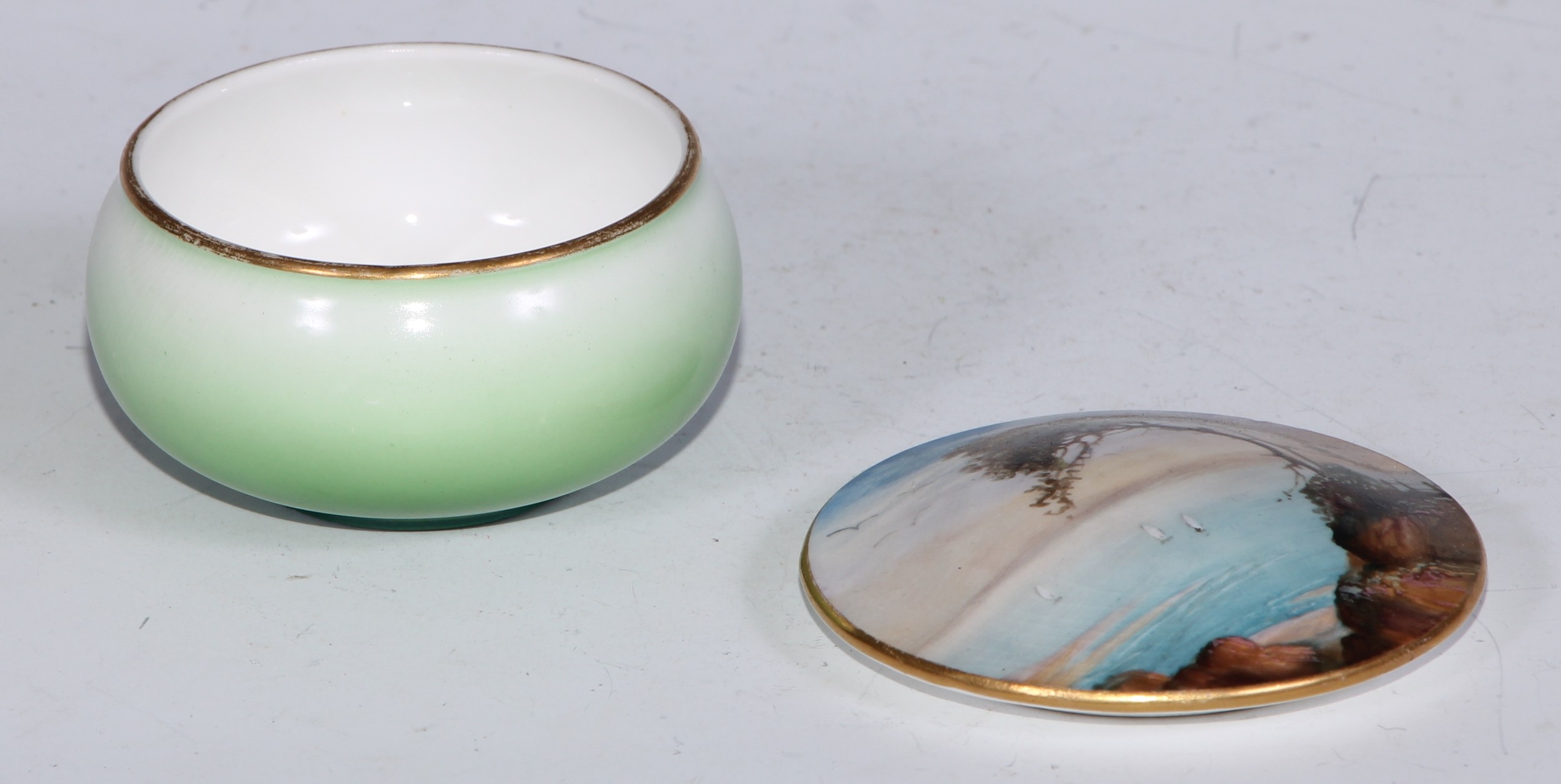 A Royal Worcester topographical trinket box and cover, painted with a coastal landscape, apple green - Bild 11 aus 22