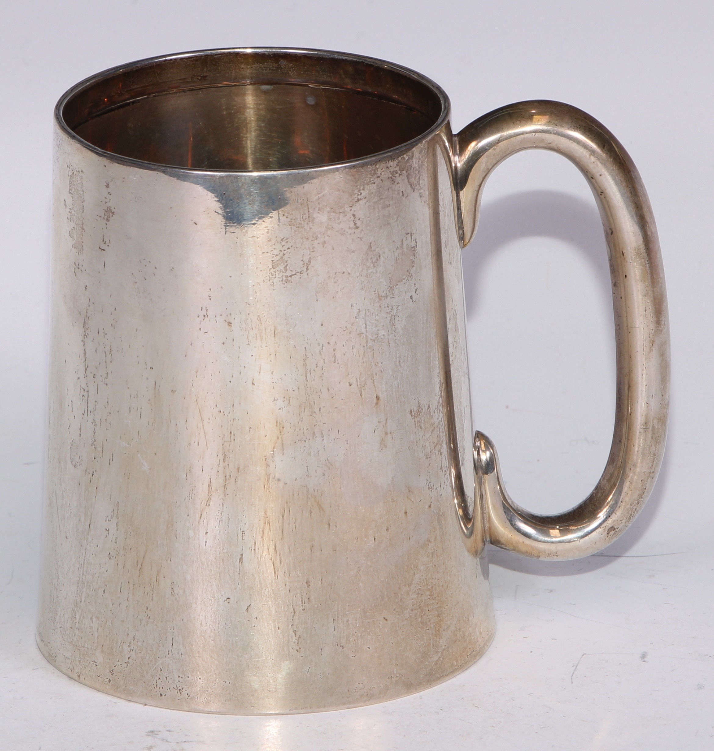 A George V silver spreading cylindrical mug, quite plain, gilt interior, 11.5cm high, Chester - Bild 4 aus 5