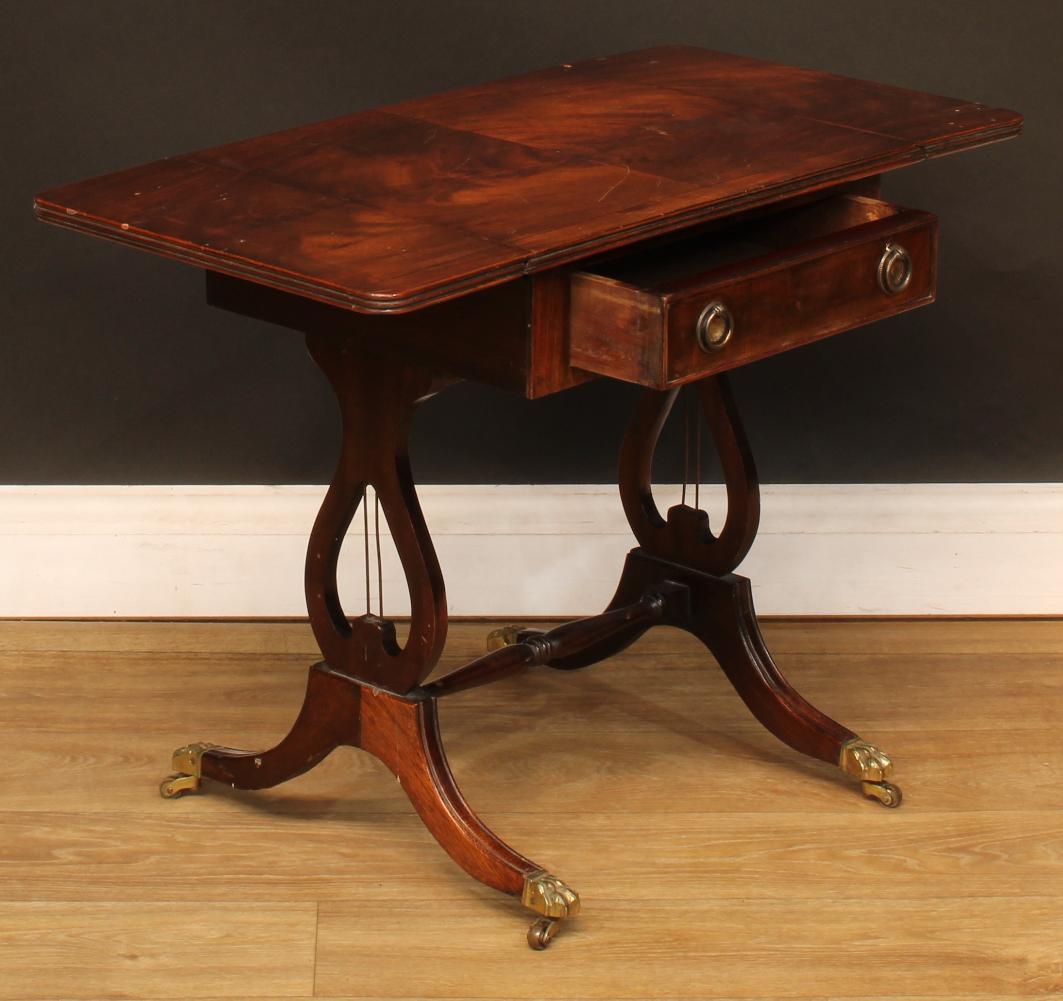 A George II style bedside or lamp table; an Edwardian bedroom cabinet; another; a folding three-tier - Bild 10 aus 12