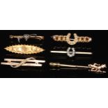 A diamond and 9ct gold bar brooch, set with 9 graduated brilliant stones int he form of a horseshoe,