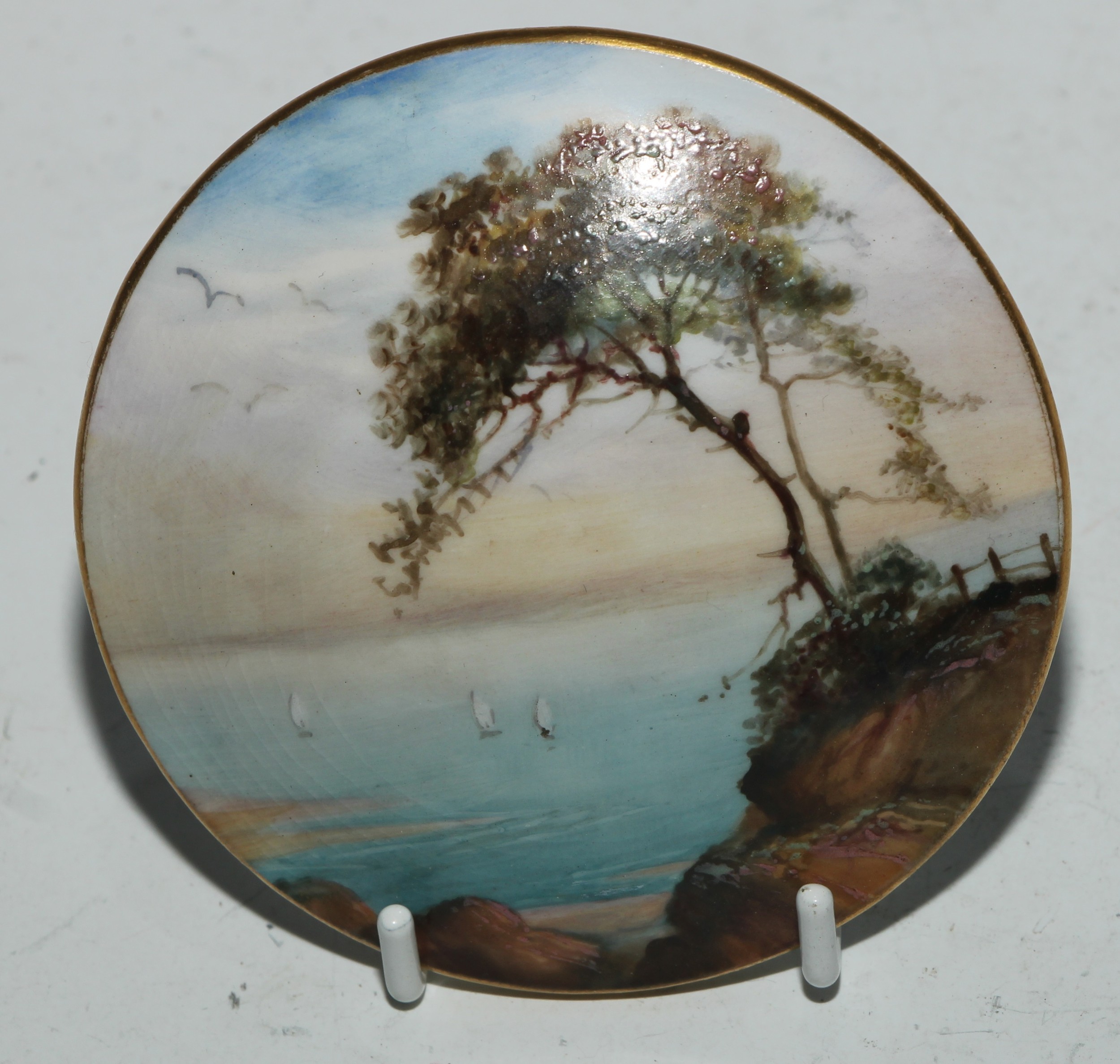 A Royal Worcester topographical trinket box and cover, painted with a coastal landscape, apple green - Bild 14 aus 22