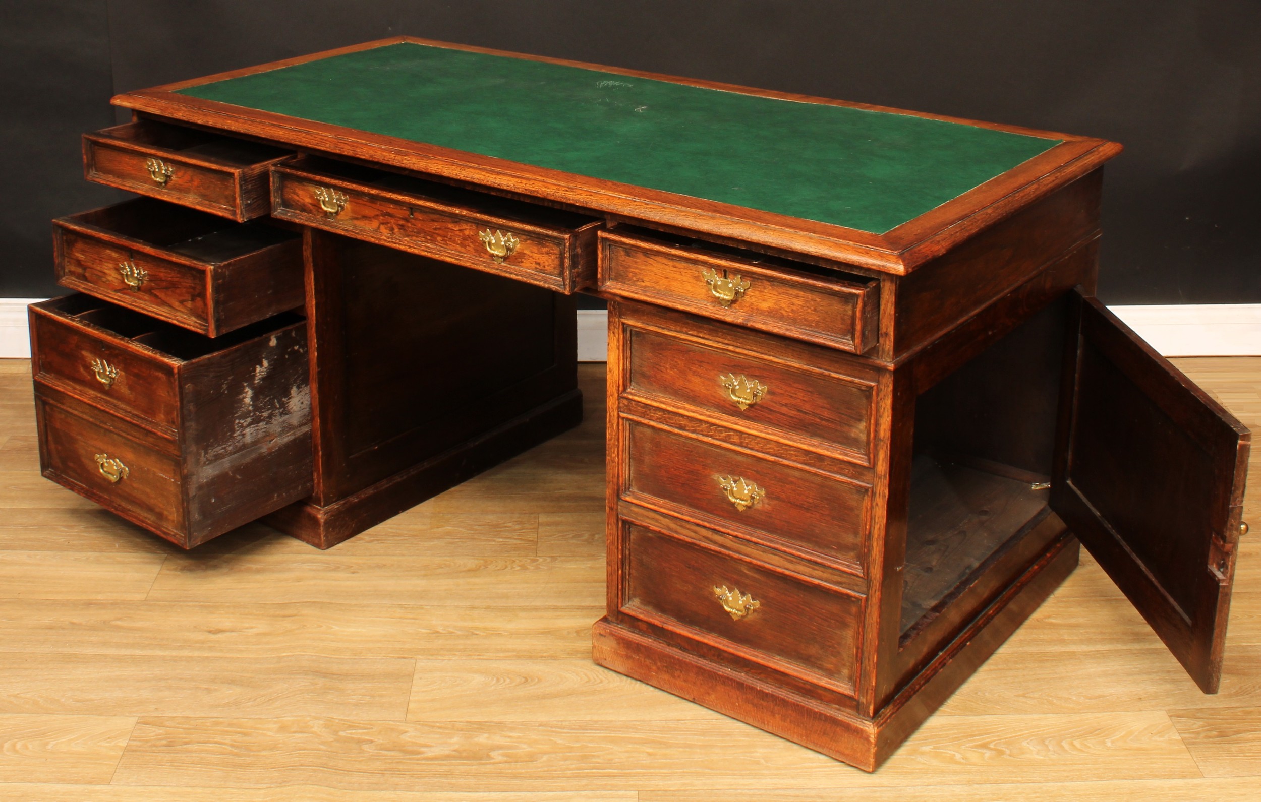 An oak twin pedestal desk, rectangular top with inset writing surface above three frieze drawers, - Bild 3 aus 3