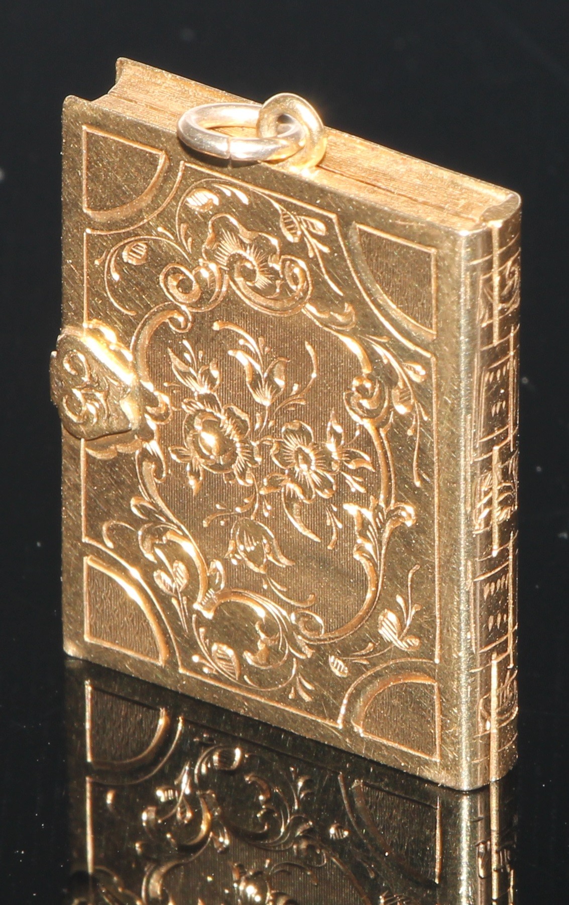 An unmarked gold vinaigrette, as a clasped book, chased and engraved with scrolling foliage, - Bild 3 aus 3