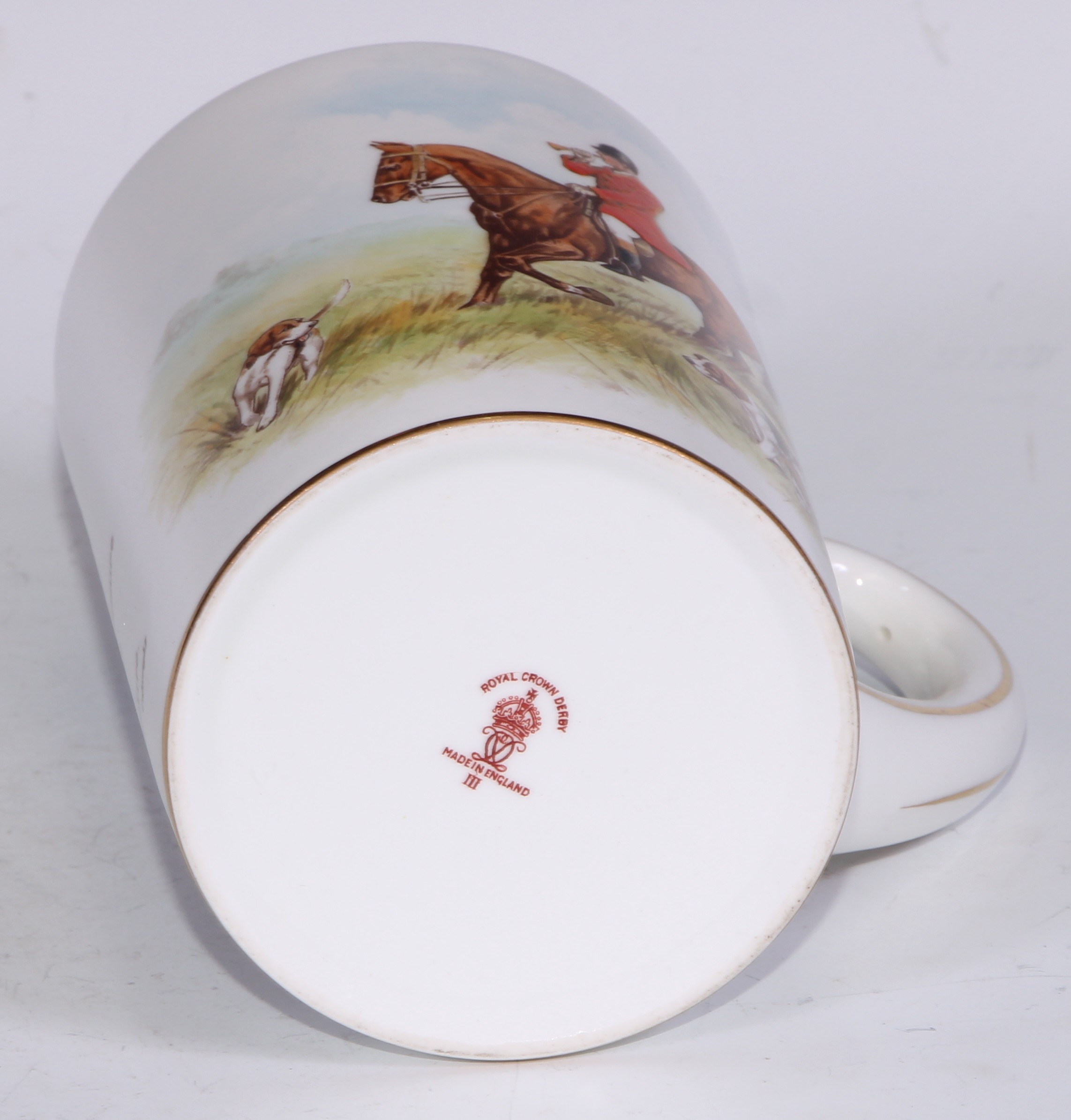 A Royal Crown Derby cylindrical mug, printed and painted by F Cox, with a hunting scene, to verso - Bild 29 aus 42