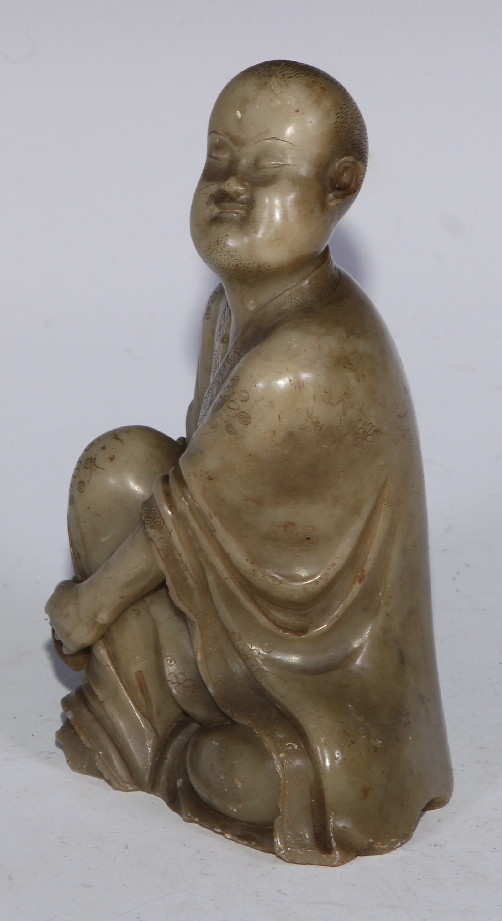 A Chinese soapstone figure, of a monk, seated, parting his robe, Buddha displayed on his chest, 12. - Bild 9 aus 11