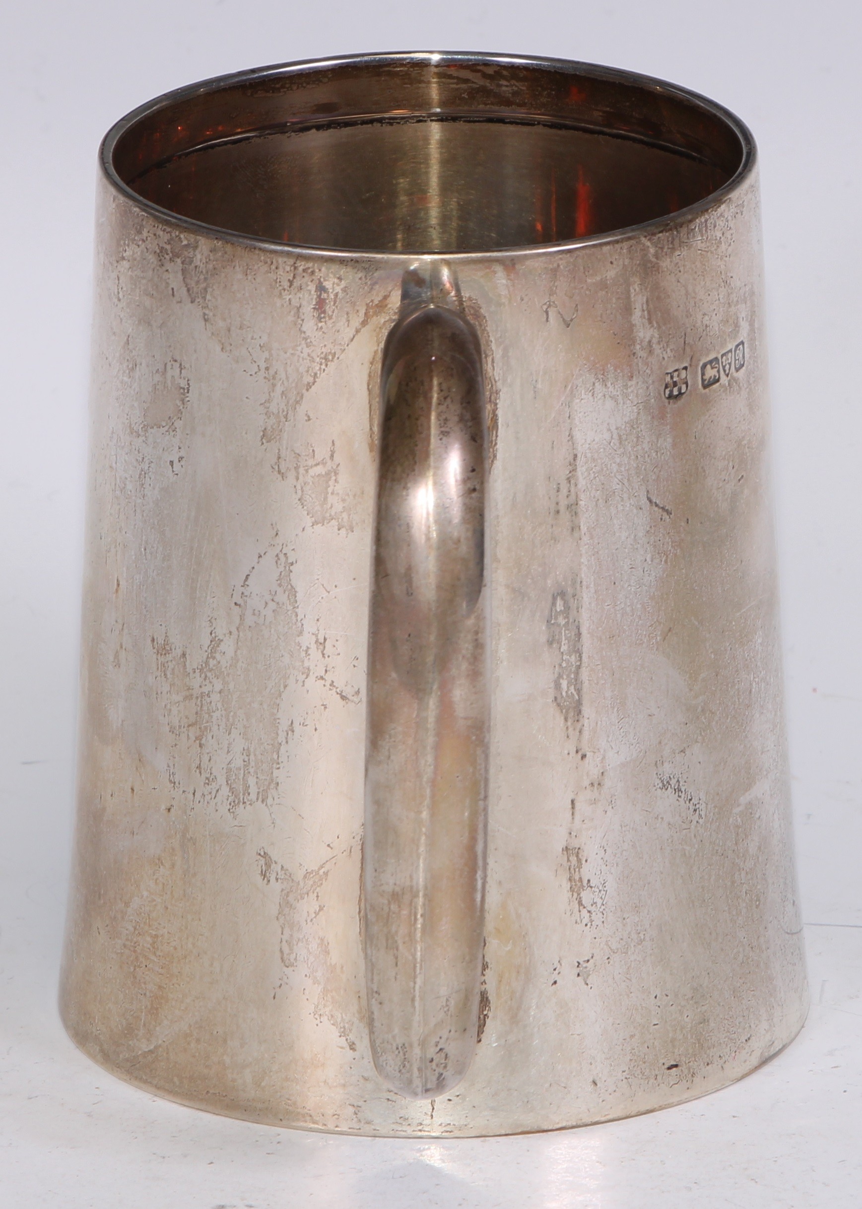 A George V silver spreading cylindrical mug, quite plain, gilt interior, 11.5cm high, Chester - Bild 5 aus 5
