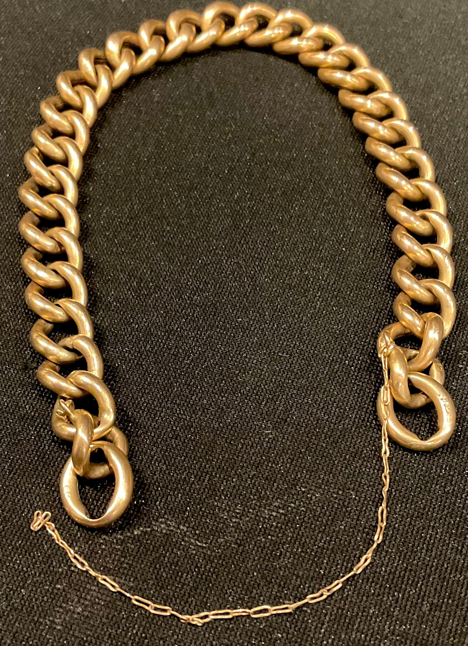 A 9ct gold hollow curb link bracelet, 20cm long, 11.4g.