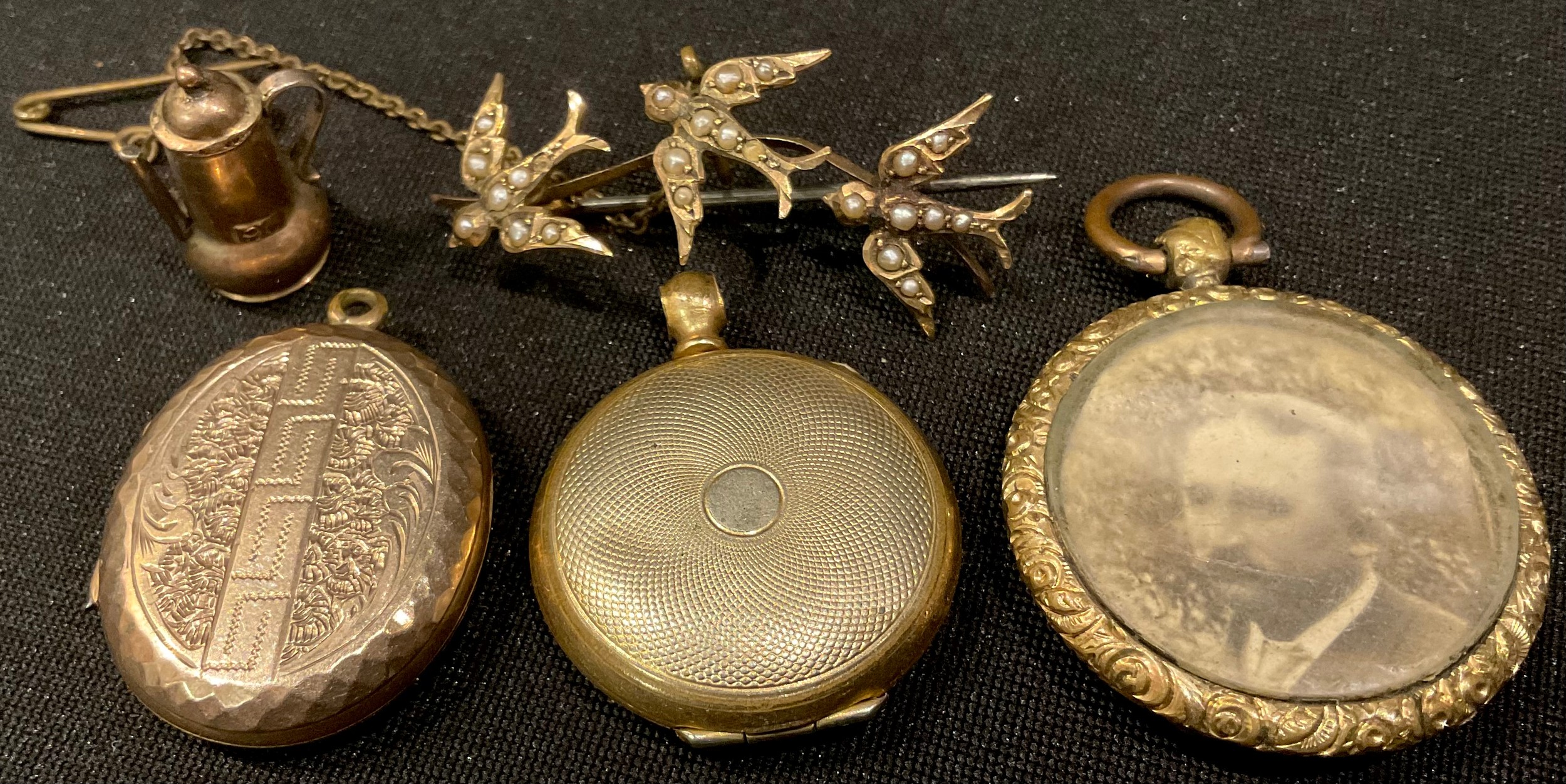 An Edwardian 9ct gold brooch as three swallows in flight, each set with seed pearls, 4cm long; a