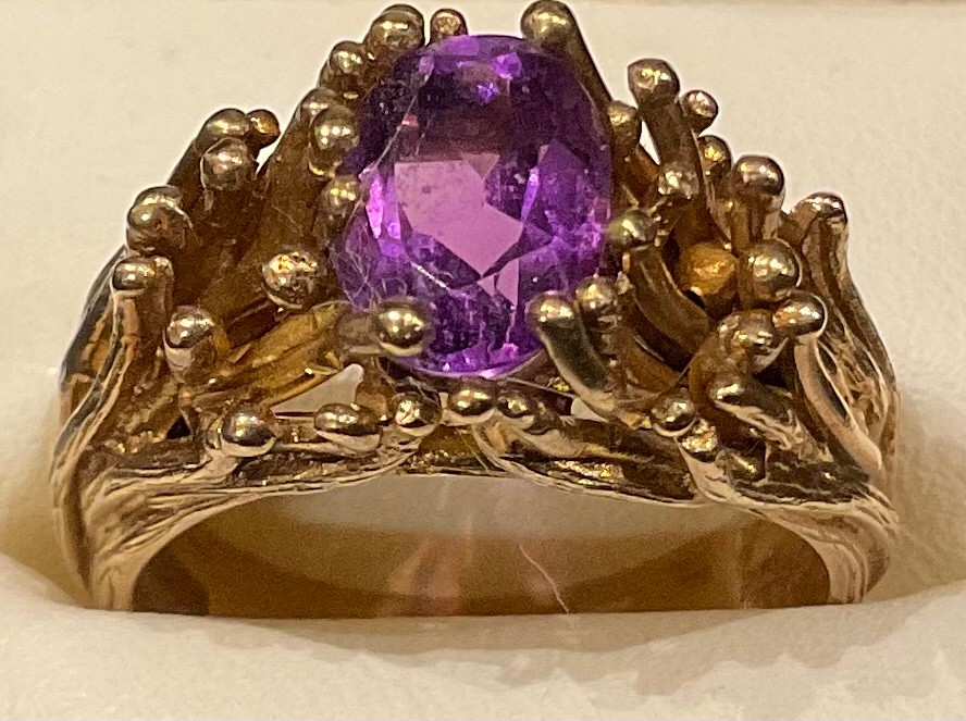 A 9ct gold modernist ring, set with a single oval cut amethyst, surrounded by fronds of gold, size - Bild 2 aus 2