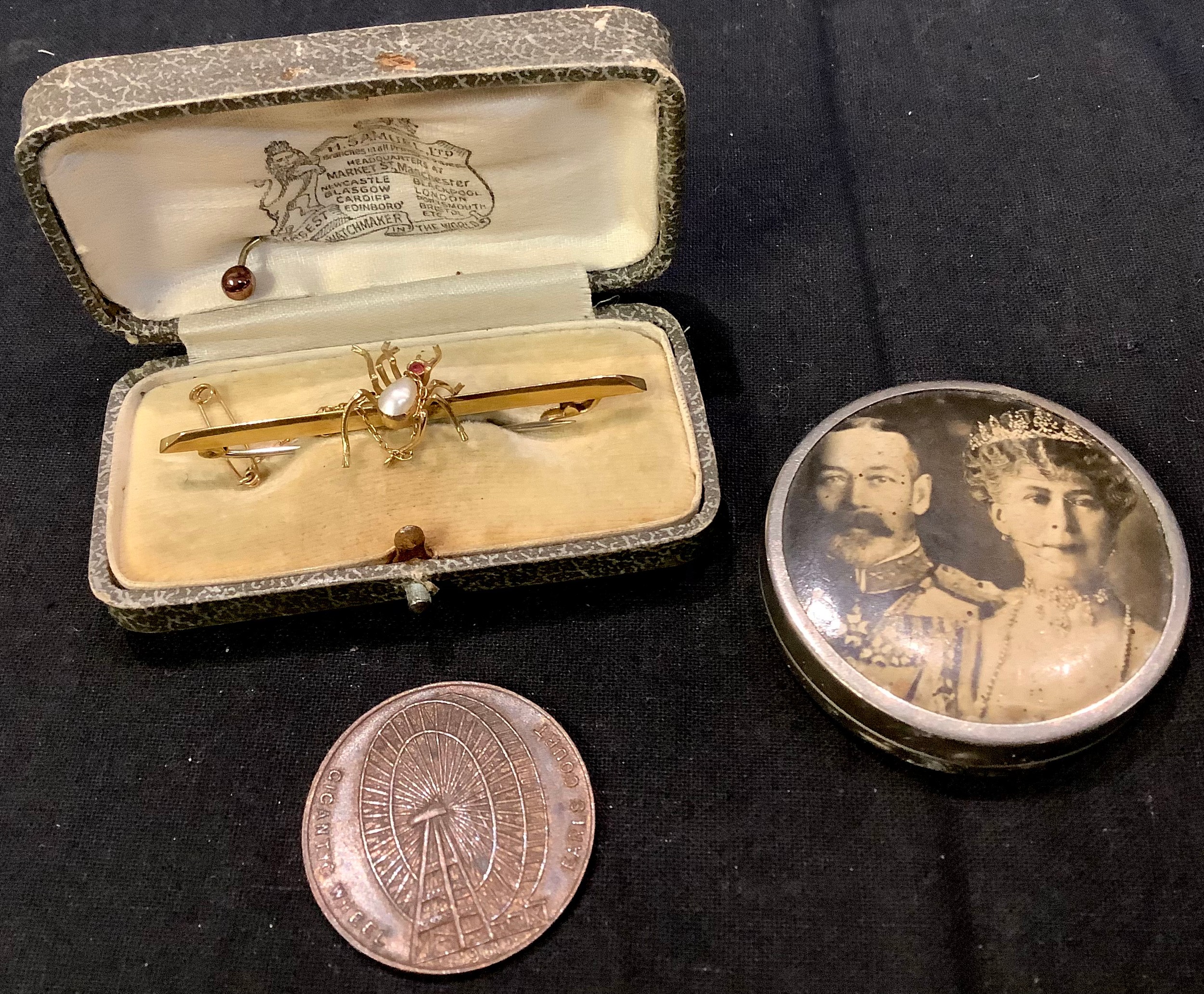 A late Victorian 9ct gold spider brooch, in case; a silver coloured metal circular powder compact; a