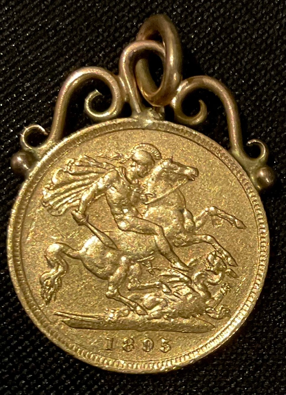 A Victorian gold half sovereign, mounted as a pendant, 1895, 4.73g. - Bild 2 aus 2