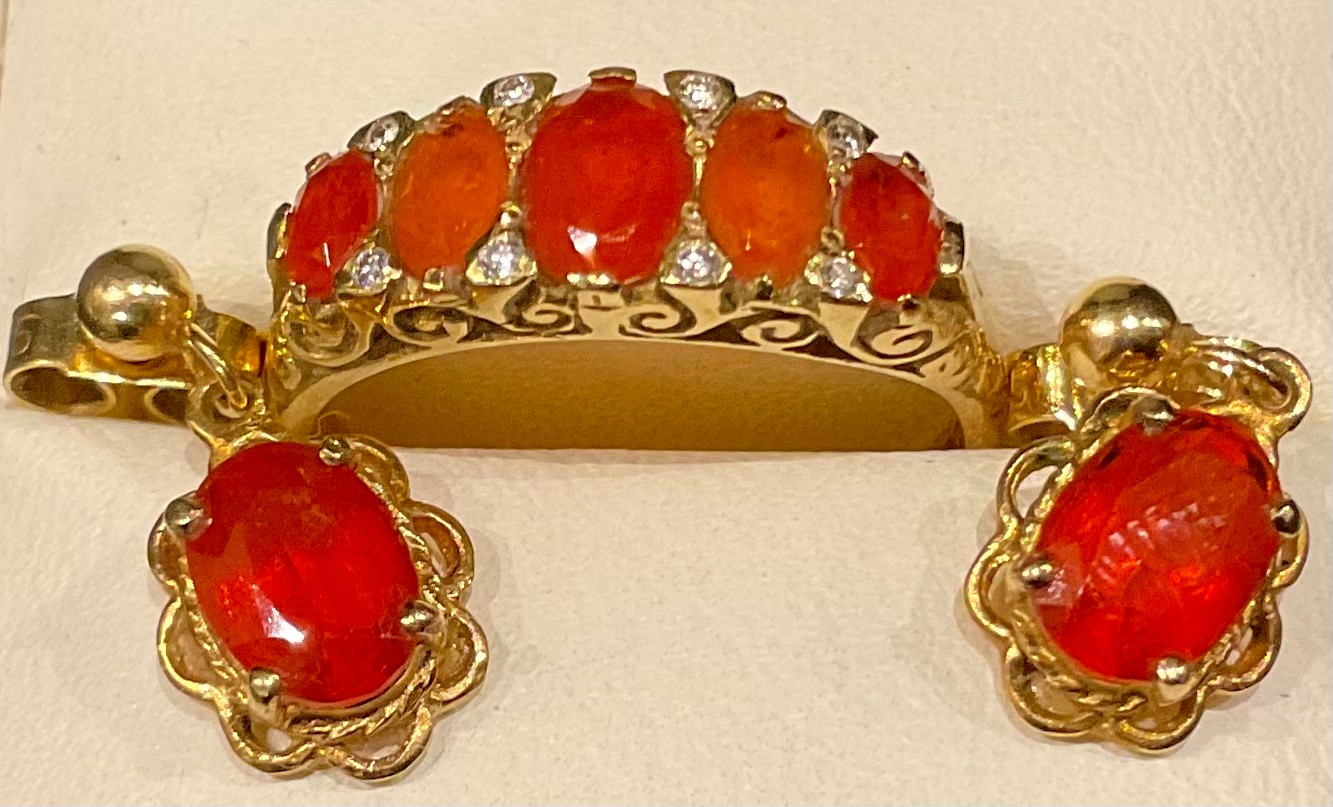 An 18ct gold graduated five stone Mexican fire opal ring, size O, 4.7g; a pair of 9ct gold - Bild 2 aus 2