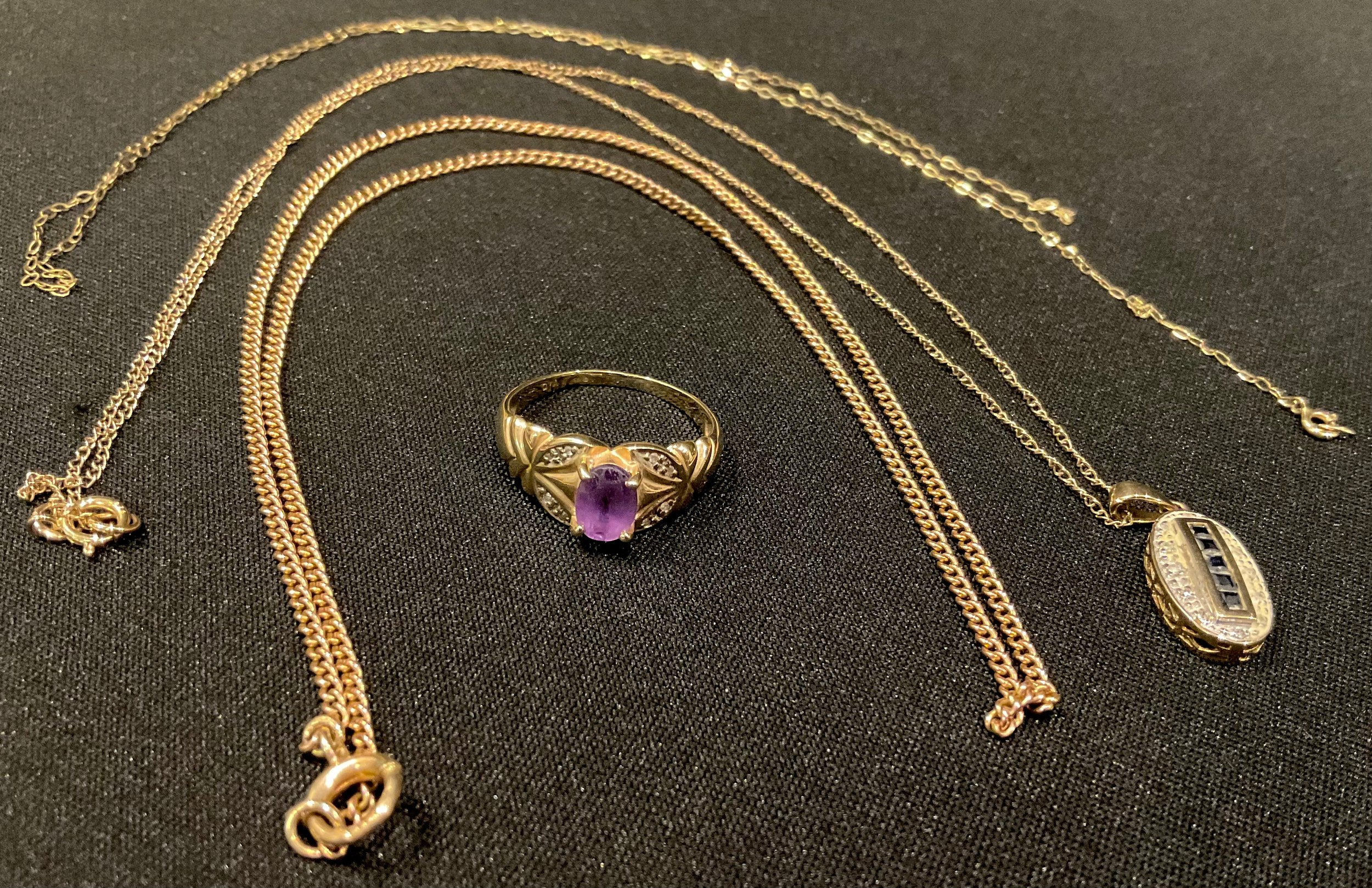 A 9ct rose gold necklace chain; a 9ct gold amethyst ring, size P; a 9ct gold pendant set with stones