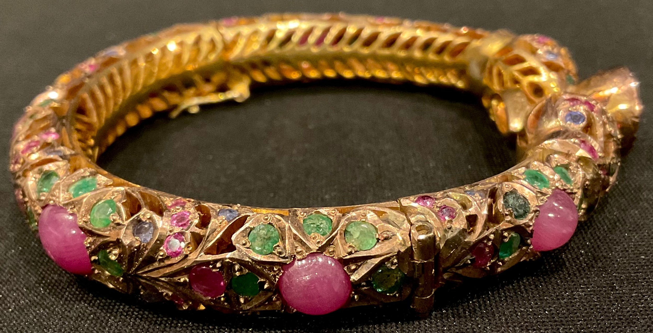 A gold plated hinged pierced openwork bangle encrusted overall with low grade cabochon rubies and - Bild 2 aus 4