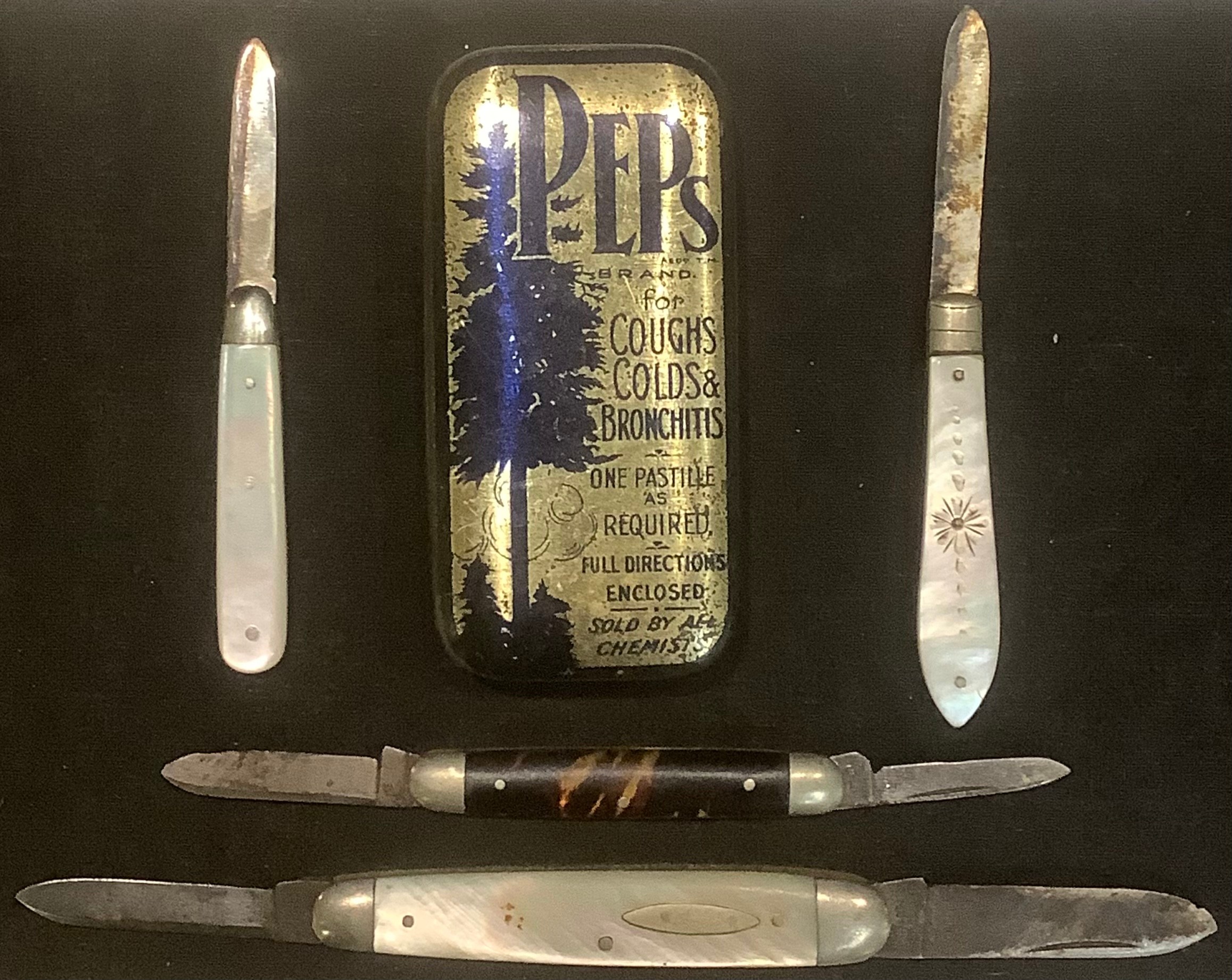 A Victorian silver and mother-of-pearl fruit knife, Sheffield 1896; another, George V, Sheffield - Bild 2 aus 2