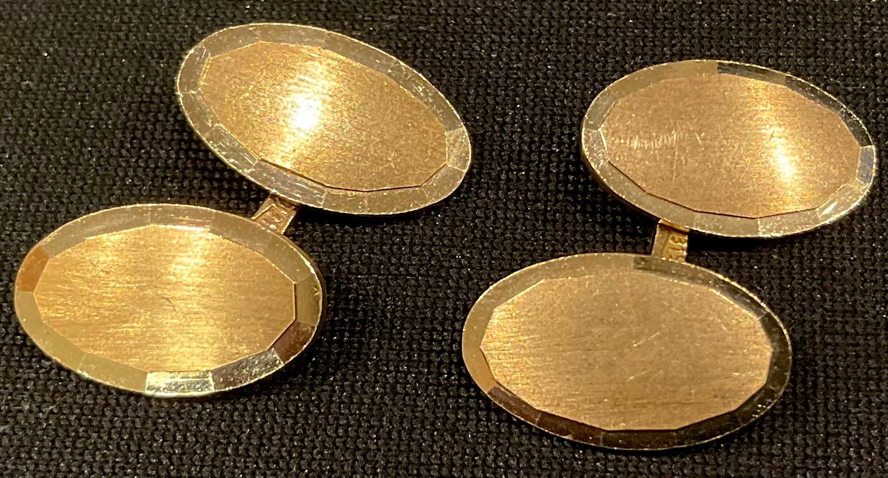 A pair of Italian 18ct gold gentleman's cuff links, marked 750, 8.5g, original box