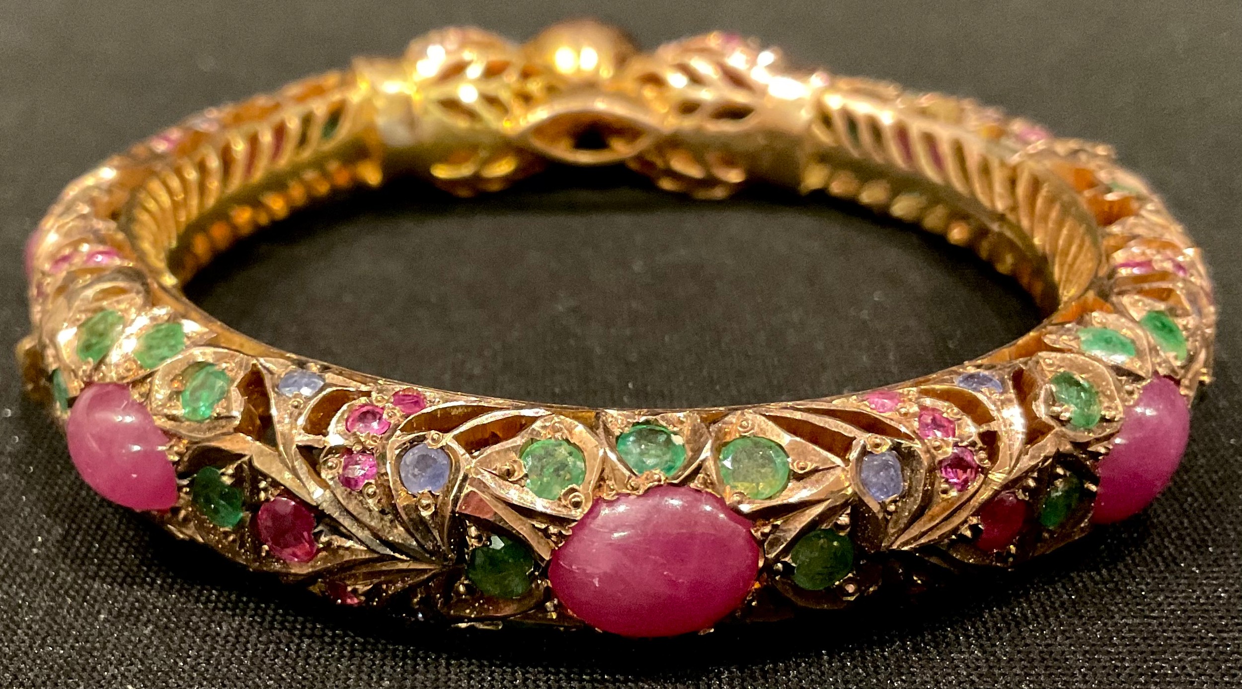 A gold plated hinged pierced openwork bangle encrusted overall with low grade cabochon rubies and - Bild 3 aus 4