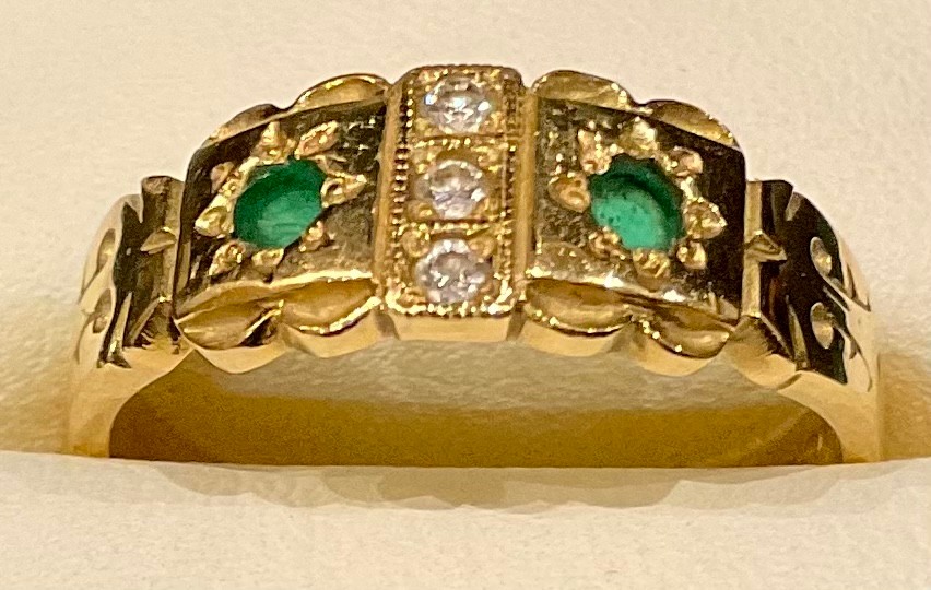 An 18ct gold Victorian style emerald and diamond ring, size P, 5.4g - Bild 2 aus 2