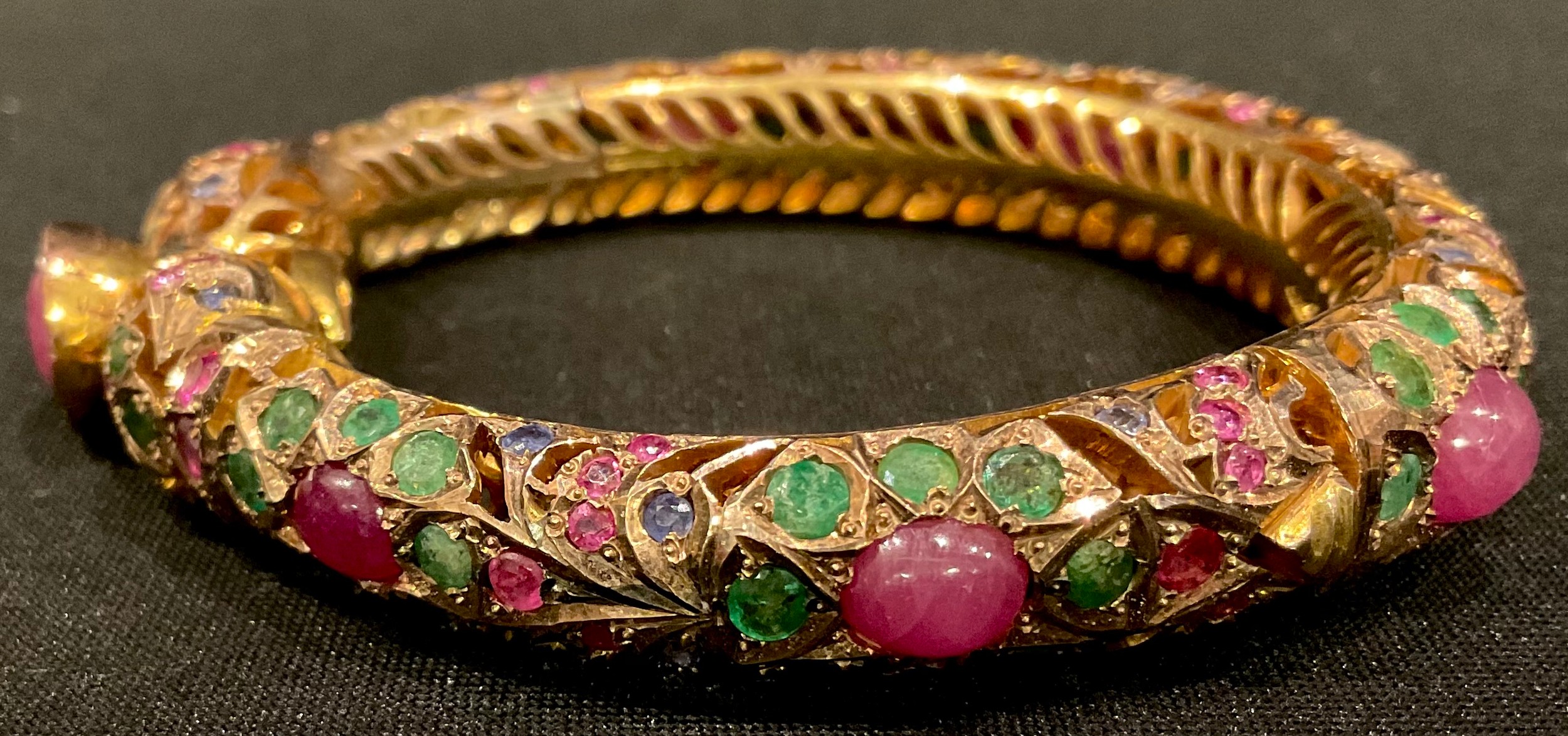 A gold plated hinged pierced openwork bangle encrusted overall with low grade cabochon rubies and - Bild 4 aus 4