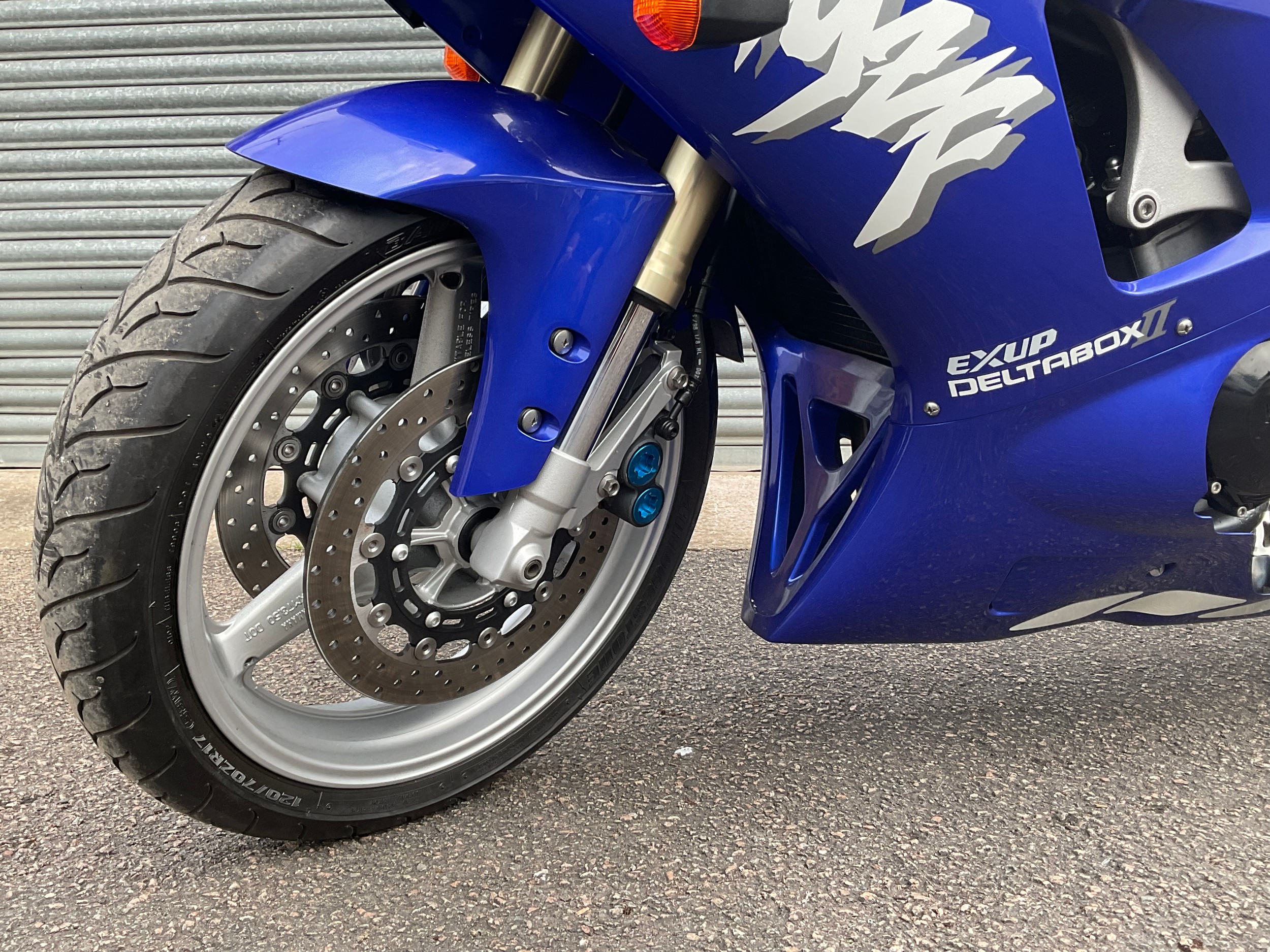 A 1998 Yamaha YZF-R1 998CC motorcycle, in blue, registration S811LMO (private registration - Bild 2 aus 11